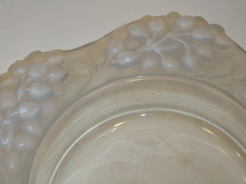 Rare Exquisite Original Art Deco French Lalique Opalescent Berry Glass Bowl In Good Condition For Sale In New York, NY