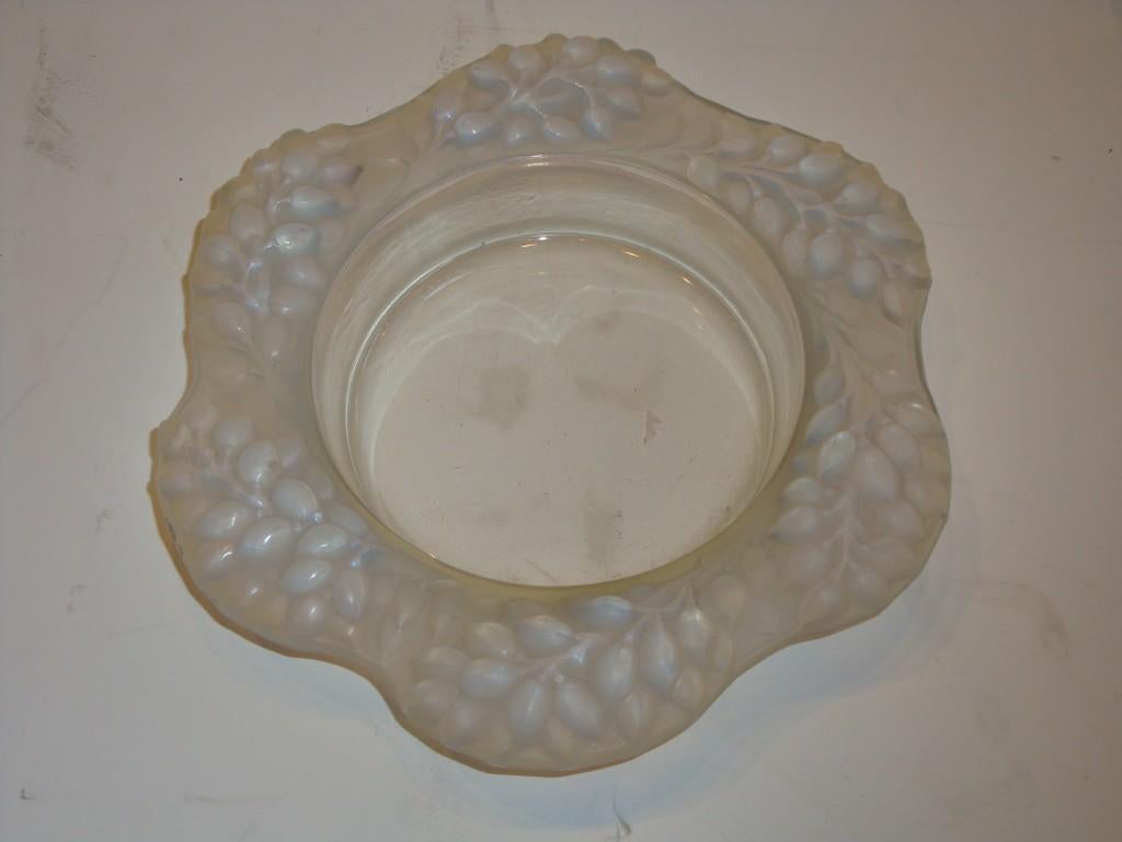 Women's or Men's Rare Exquisite Original Art Deco French Lalique Opalescent Berry Glass Bowl For Sale