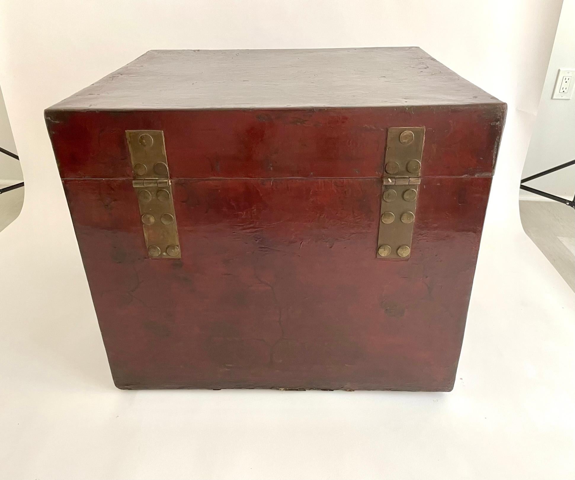 Rare Extra-Large 19th Century Chinese Painted Leather Trunk For Sale 6