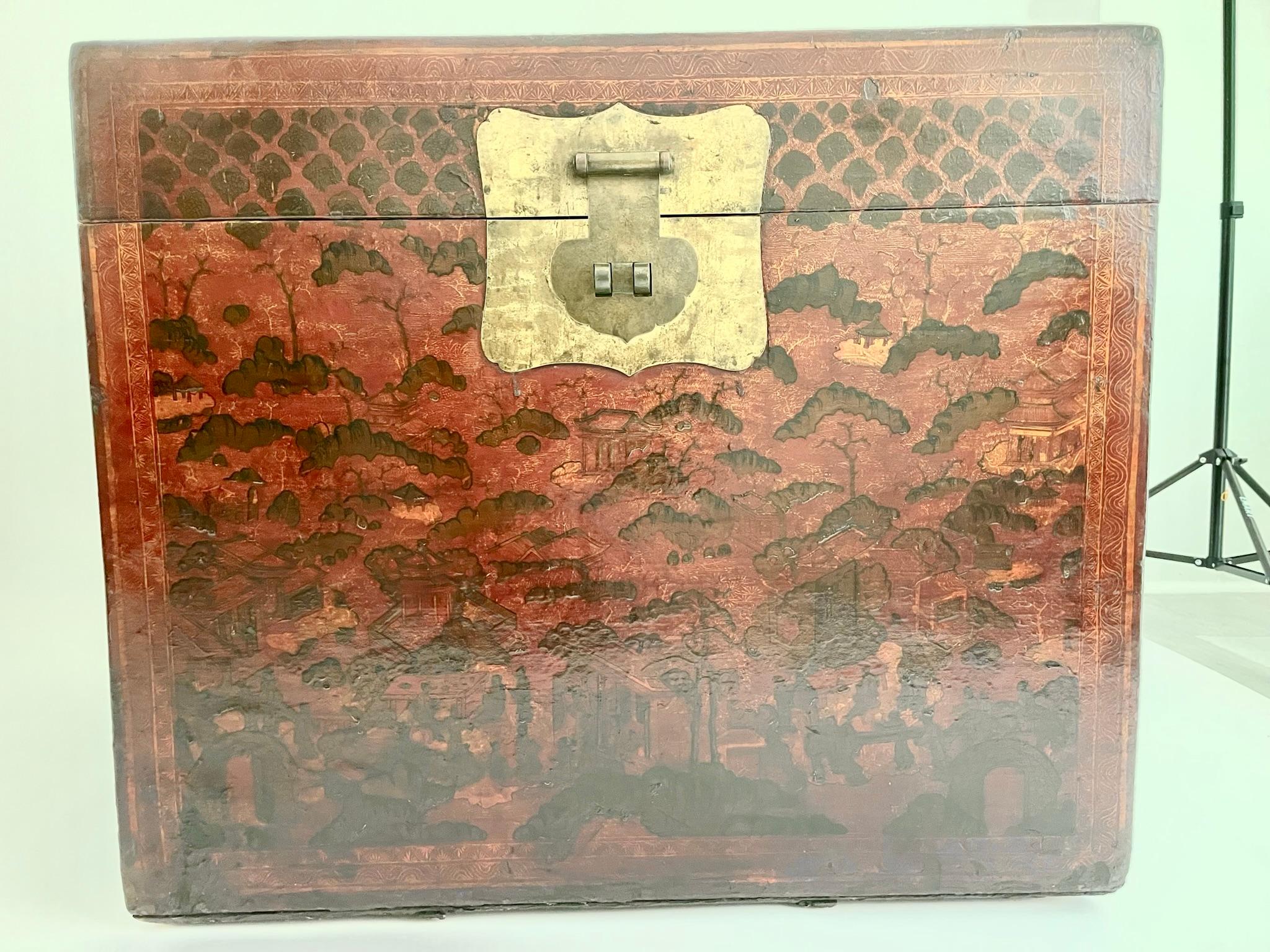 Cette très grande malle en cuir de la dynastie Qing est magnifiquement peinte d'une scène de paysage chinois traditionnel sur le cuir peint de couleur sang-de-bœuf. La partie supérieure intérieure est également peinte d'une scène de jardin chinois.