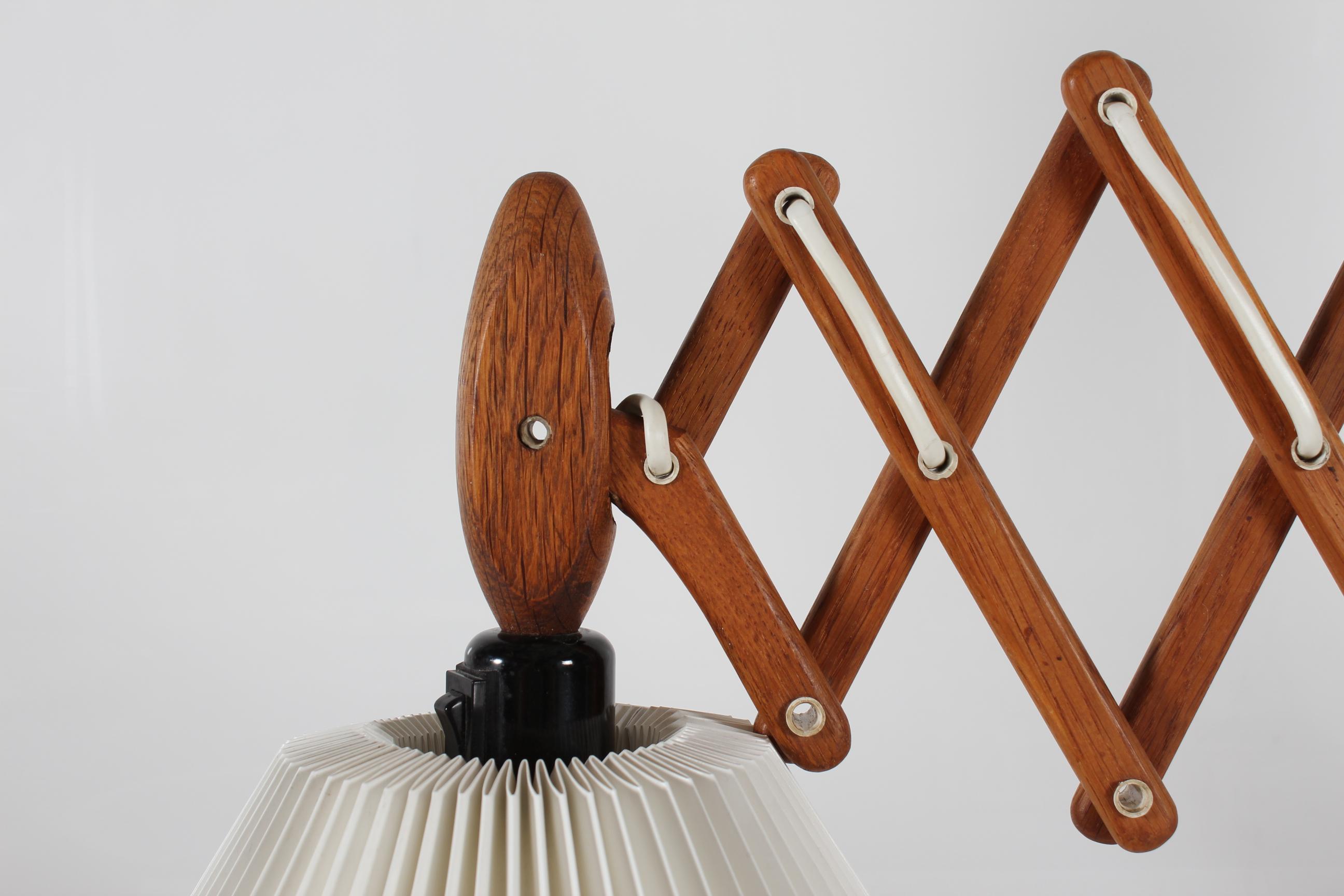 Edición rara y extragrande de la lámpara de pared vintage original Le Klint diseñada por Erik Hansen.
Está hecha de roble macizo con una original pantalla vintage Le Klint de plástico blanco diseñada por Tage Klint.

Es posible ajustar la longitud