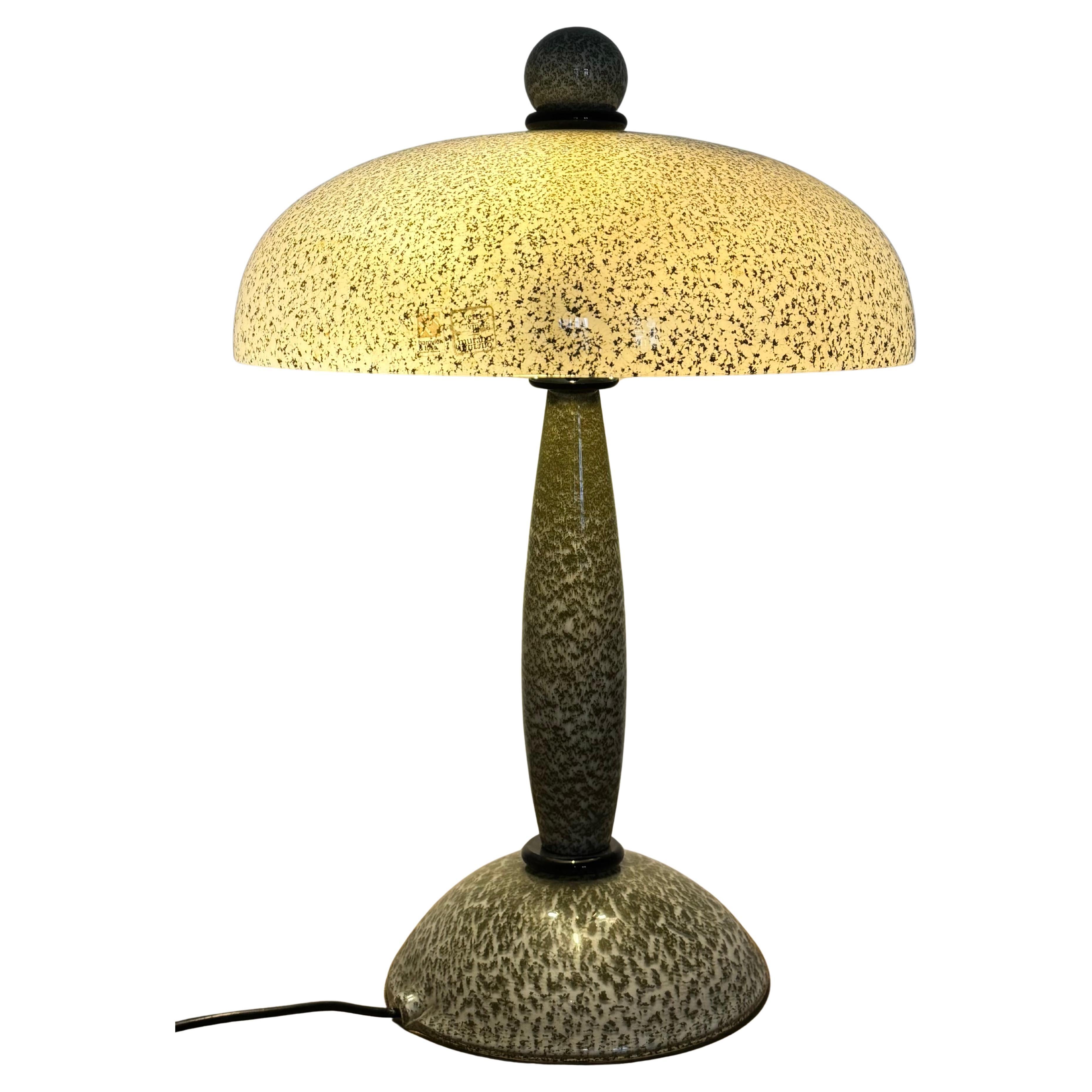 Rara y muy grande lámpara de sobremesa de cristal de Murano en forma de seta de mediados de siglo, de Barovier& Toso, Italia, hacia 1960.
Casquillo: 3 x e14 para bombillas de rosca estándar.
Nuevo cableado para normas estadounidenses bajo
