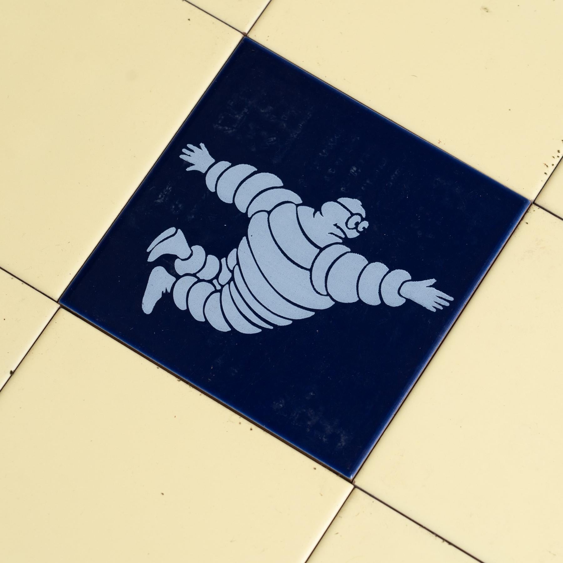 Très grand ensemble de tuiles vintage de Michelin Man, circa 1960 Bon état - En vente à Barcelona, ES
