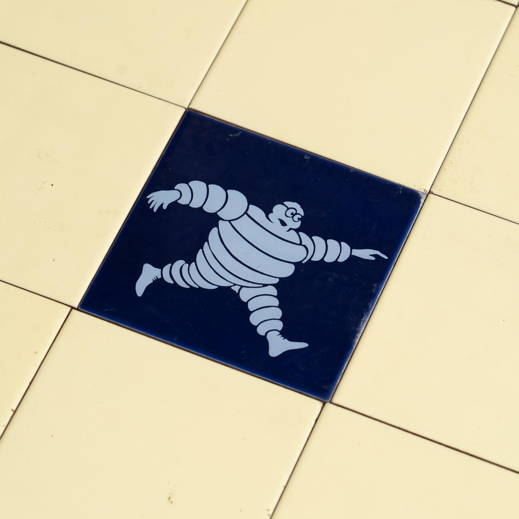 Milieu du XXe siècle Très grand ensemble de tuiles vintage de Michelin Man, circa 1960 en vente