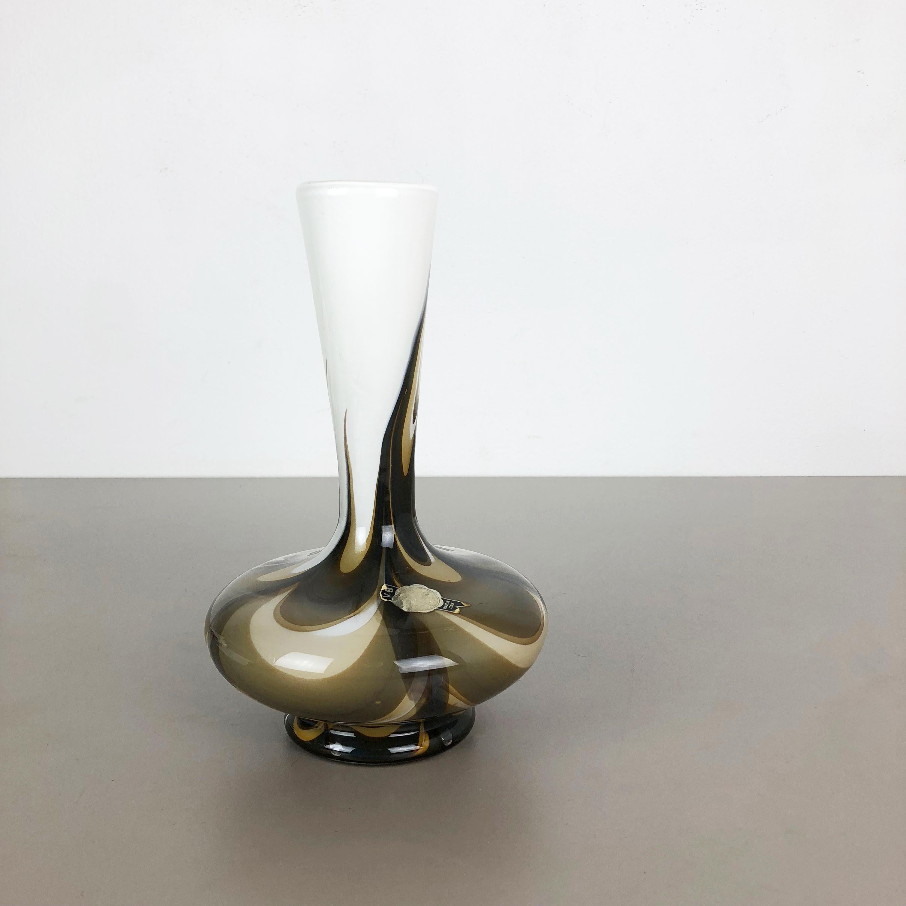 Article :

Vase Pop Art


Producteur :

Opaline Florence


Décennie :

1970s


Vase original Pop Art des années 1970, soufflé à la bouche, fabriqué en Italie par Opaline Florence. Fabriqué en verre opale italien de haute qualité.