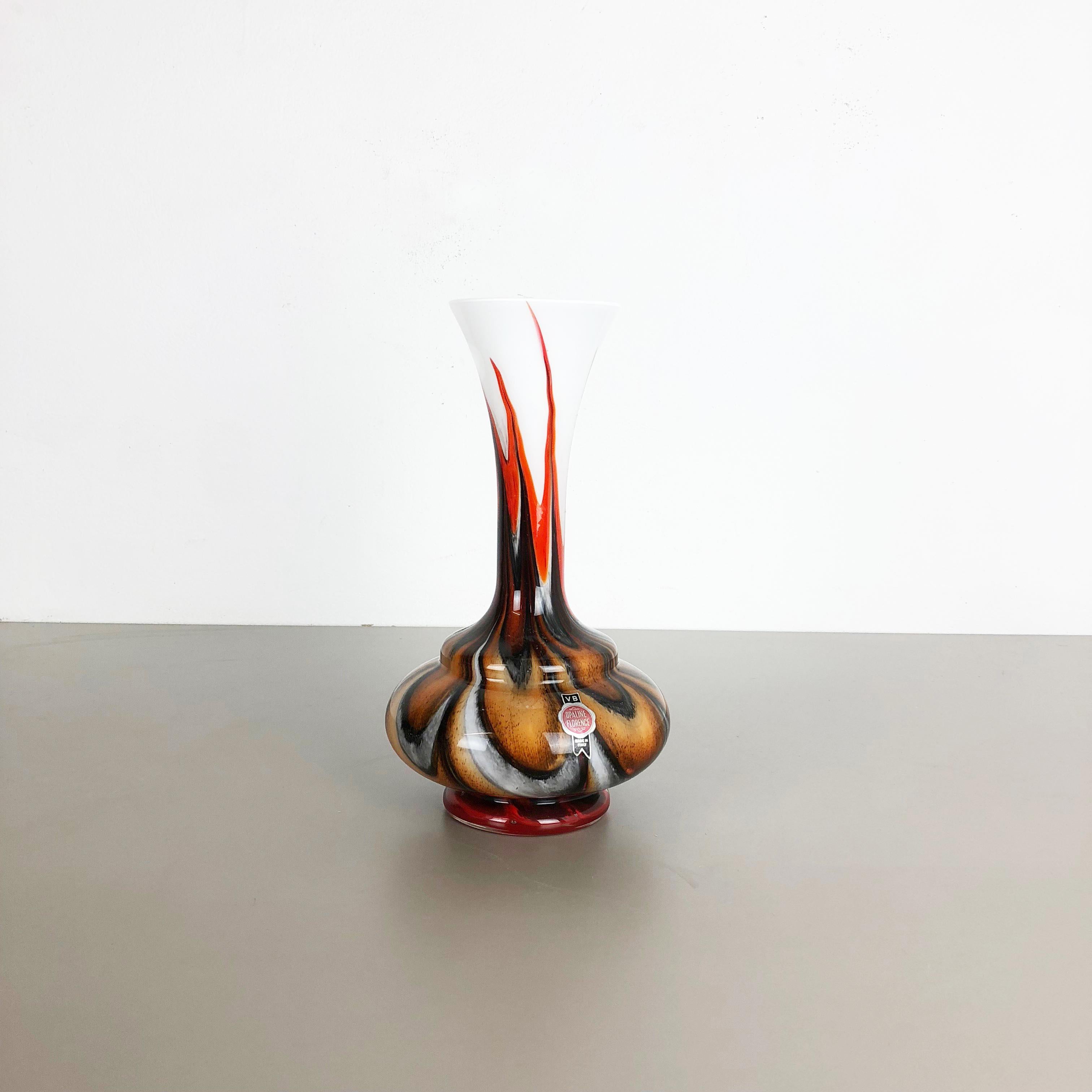 Article :

Vase Pop Art


Producteur :

Opaline Florence


Décennie :

1970s




Vase original vintage des années 1970, soufflé à la main, de style Pop Art, fabriqué en Italie par Opaline Florence. Fabriqué en verre opale italien de