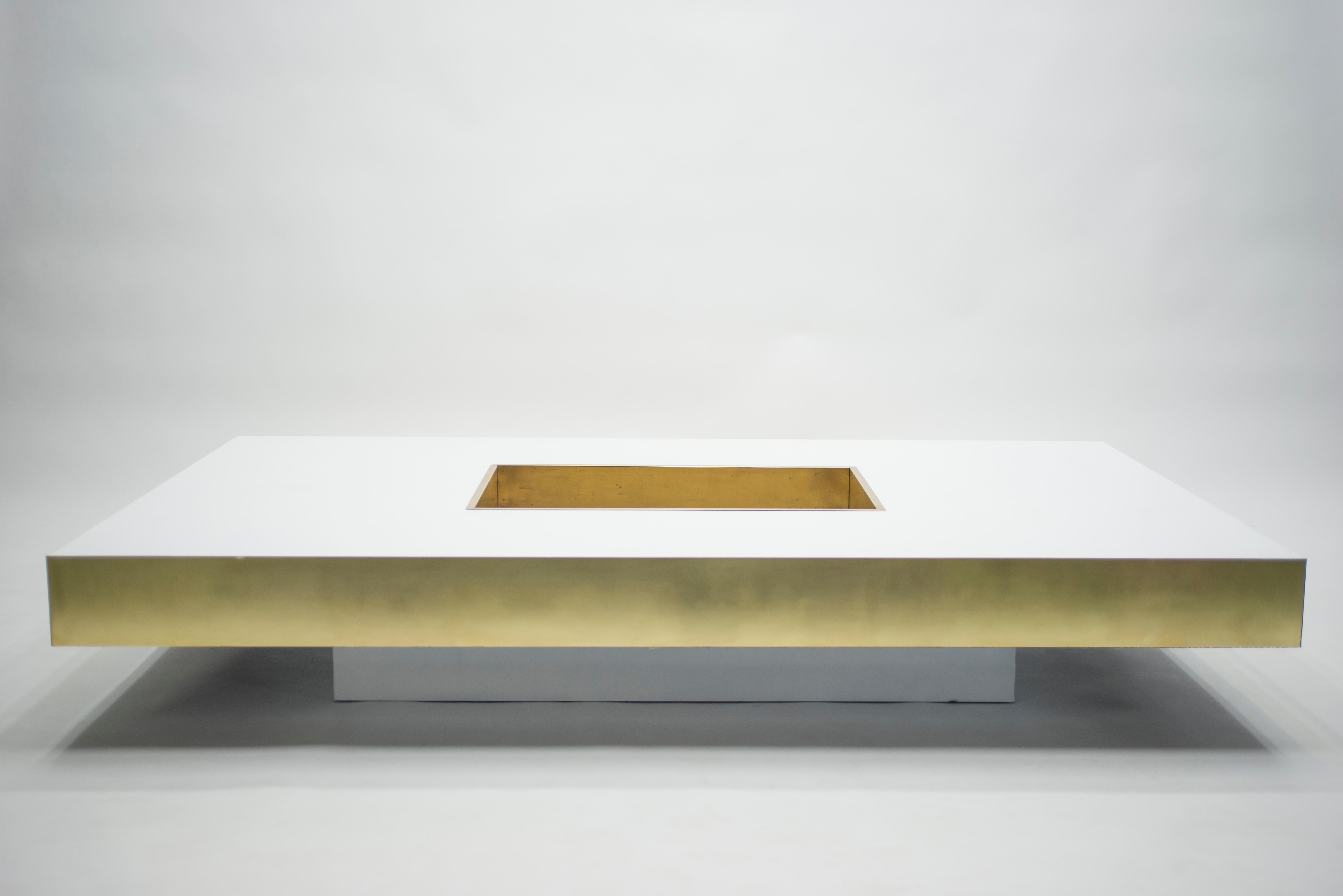 This stunning coffee table is guaranteed to be the focus of attention when you entertain guests, and will make a fascinating centerpiece for your living room. Following the glamorous midcentury look of other classic Willy Rizzo designs, the gleaming