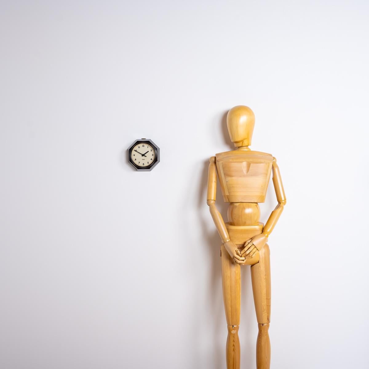 Rare Octagonal Bakelite Wall Clock.

A beautiful art deco style wall clock by renowned British clock maker Gents of Leicester.

Made in England circa 1930.

Gent of Leicester makers marks to dial with their straight batten hand style, the moulded