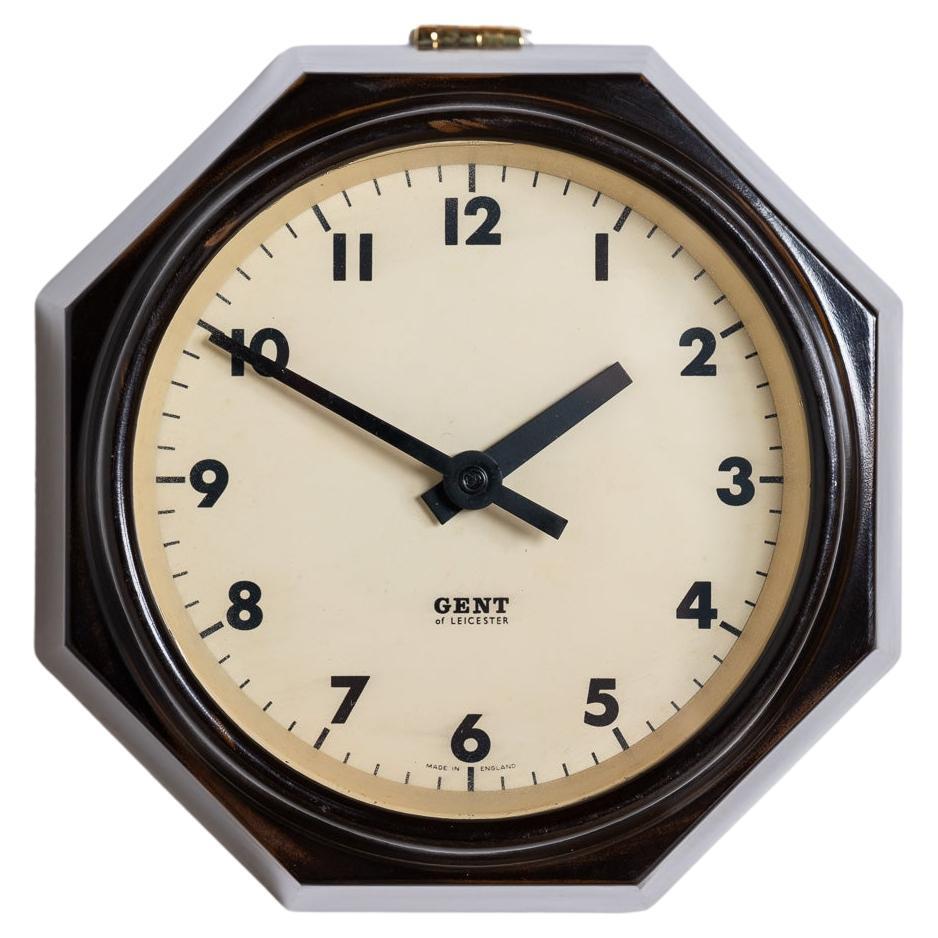 Rare horloge murale octogonale en bakélite de Gent of Leicester