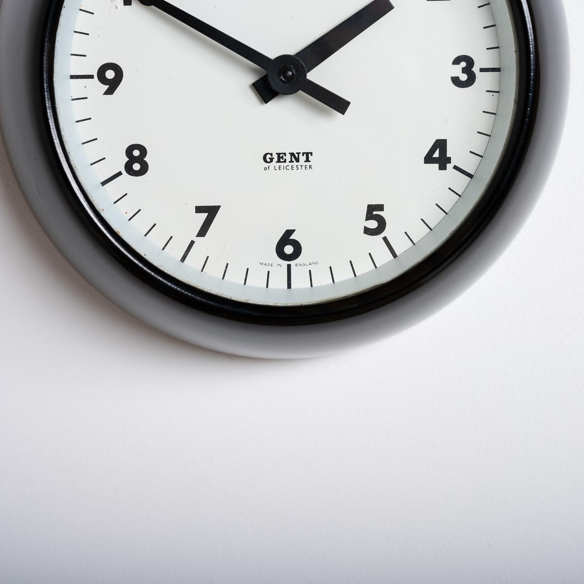 Rare petite horloge murale vintage en bakélite par Gent of Leicester  - IG221303B en vente 2
