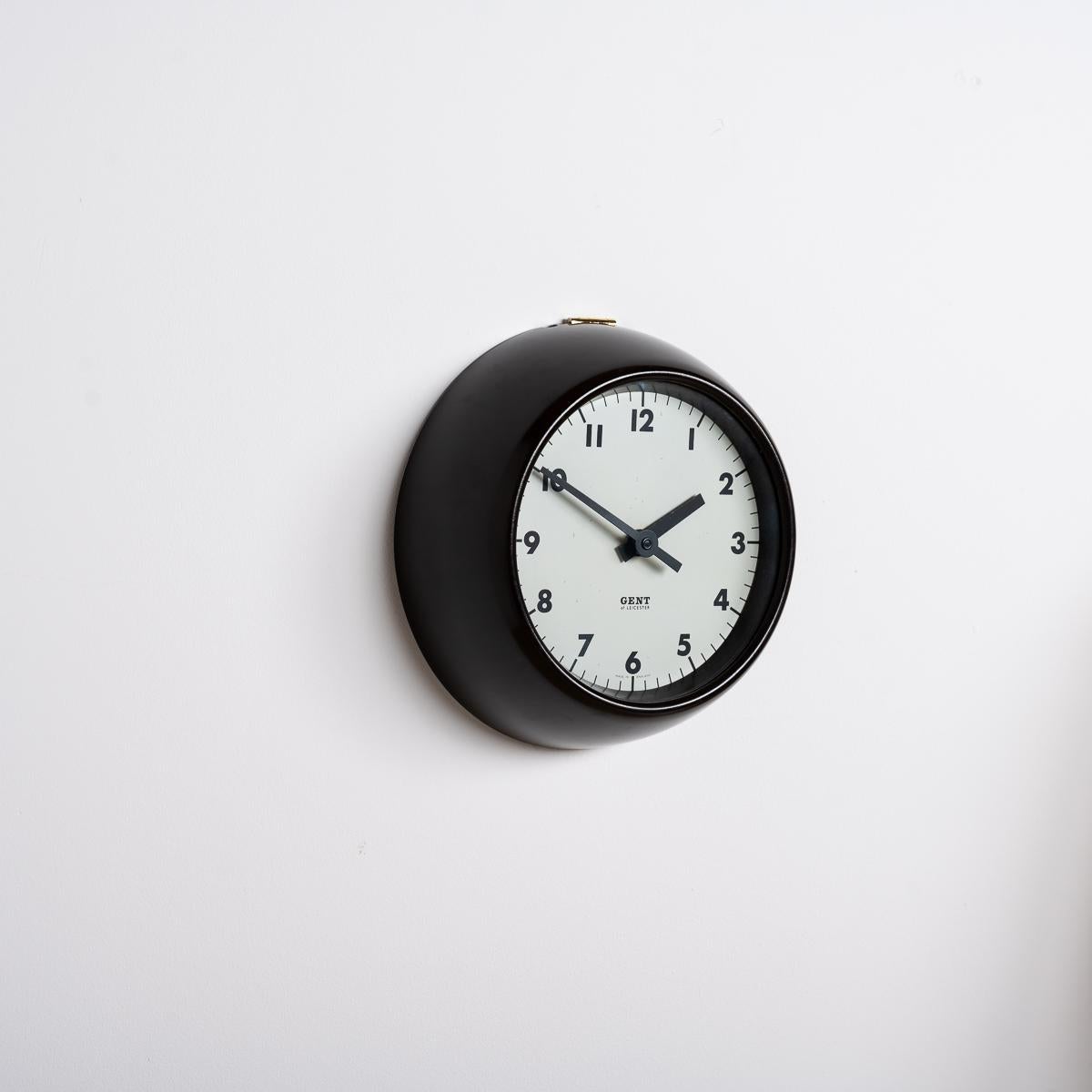 Milieu du XXe siècle Rare horloge murale en bakélite vintage par Gent of Leicester - IG221303D en vente