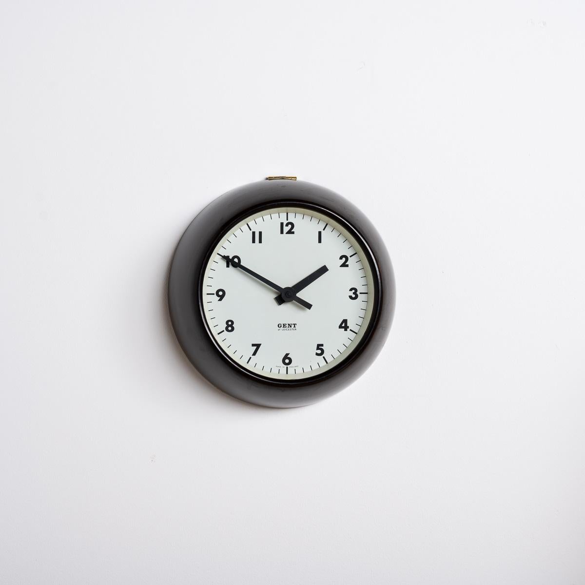 Moulé Rare horloge murale en bakélite vintage par Gent of Leicester - IG221303E en vente