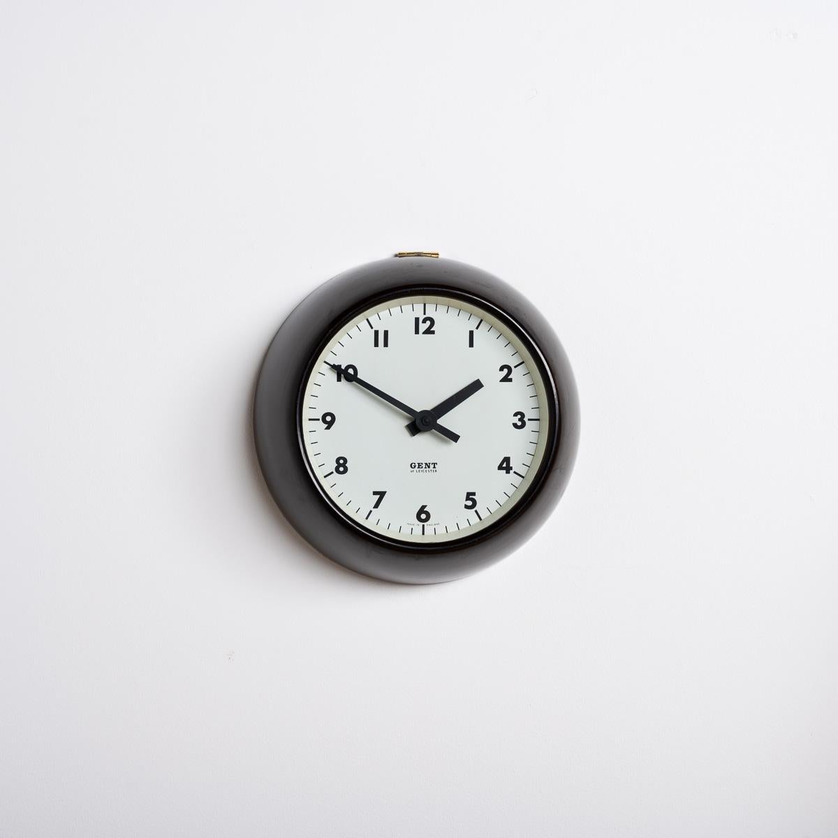 Milieu du XXe siècle Rare horloge murale en bakélite vintage par Gent of Leicester - IG221303E en vente