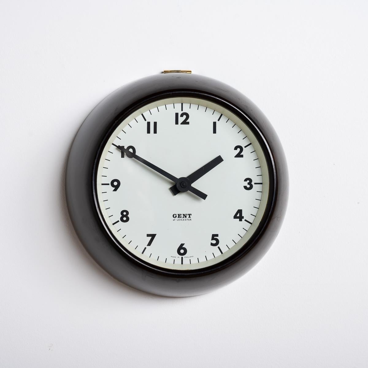 Acier Rare horloge murale en bakélite vintage par Gent of Leicester - IG221303E en vente
