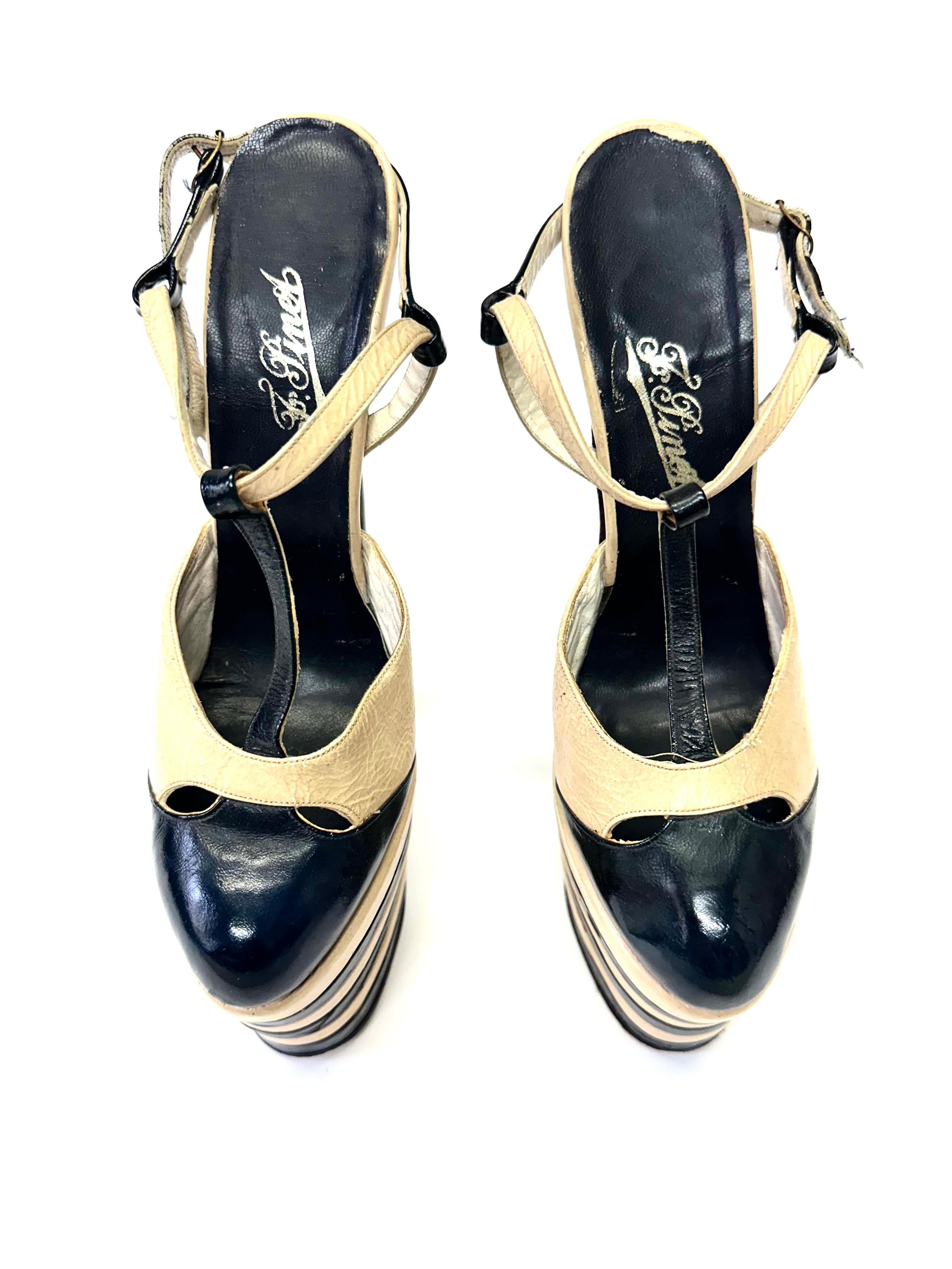 Francois Pinet, France Chaussures fétiches à plateforme en cuir noir et blanc, années 1930, avec d'imposantes plateformes surélevées rayées en noir et blanc, des talons de 23 cm, des barres en T sur le devant et des lanières sur le talon, embossées