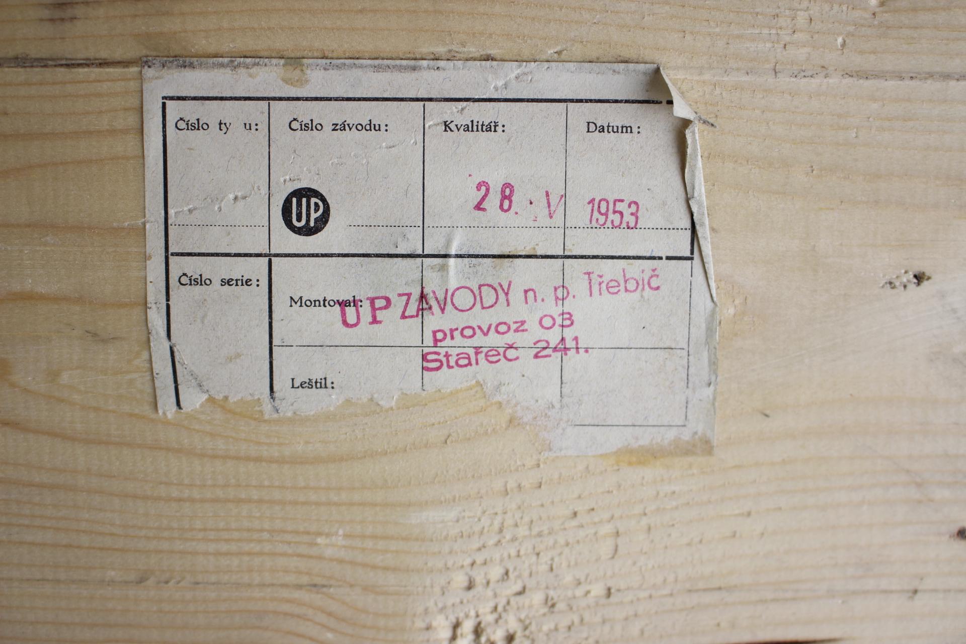 1953 raro divano pieghevole in legno realizzato da Halabala per Up Zavody, nell'ex Cecoslovacchia.
Fabrice e Wood.
Condit, pulito, presenta segni d'uso e d'età (soprattutto il tessuto e i materassi), tessuto in cattive condizioni - si consiglia la