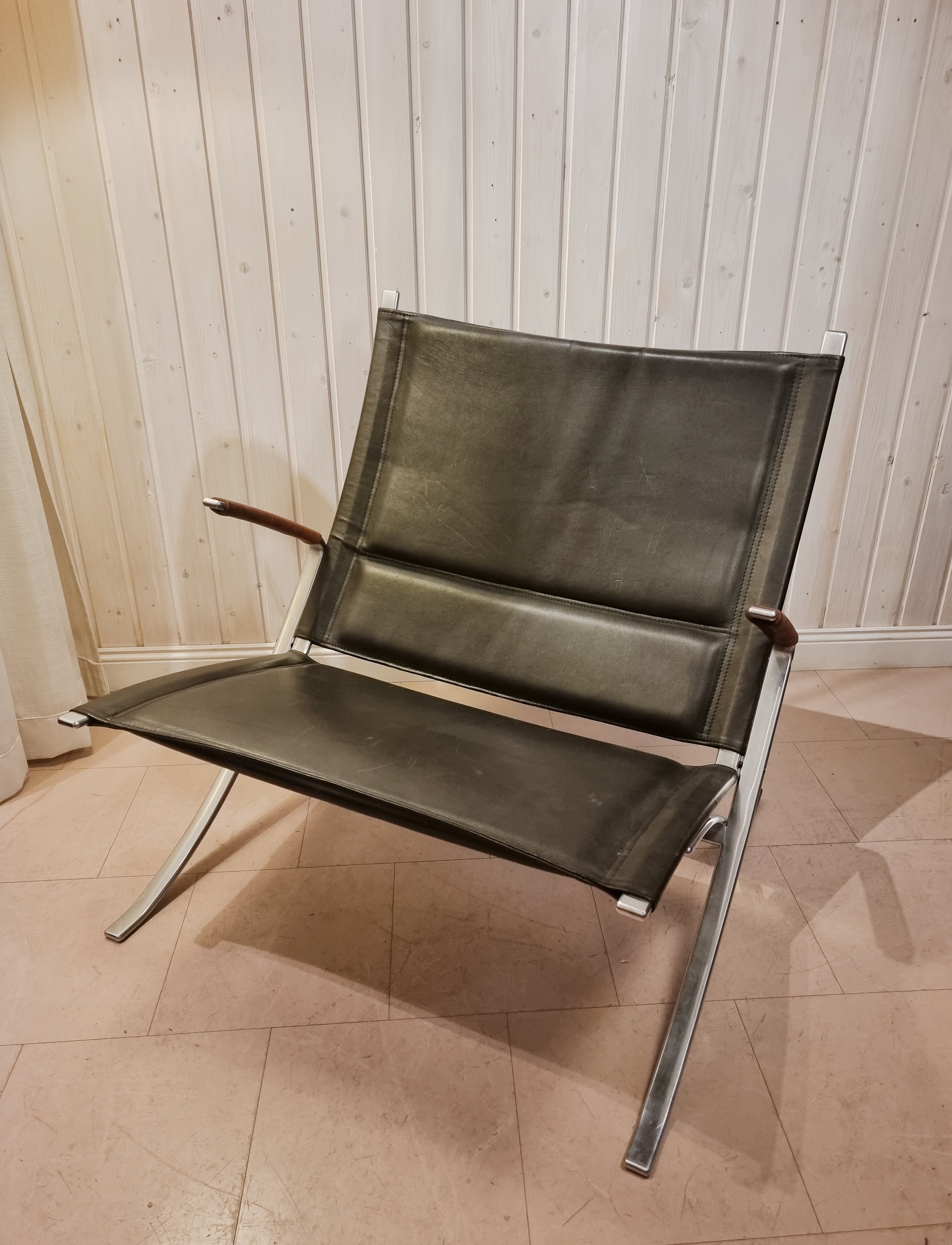 A rare lounge chair in steel, black leather and arms wrapped with brown leather cord. Designed by Preben Fabricius & Jørgen Kastholm, FK82 / X-chair, 1968 for Kill Interional Germany.

In good condition, signs of age and wear.

Alfred Kill