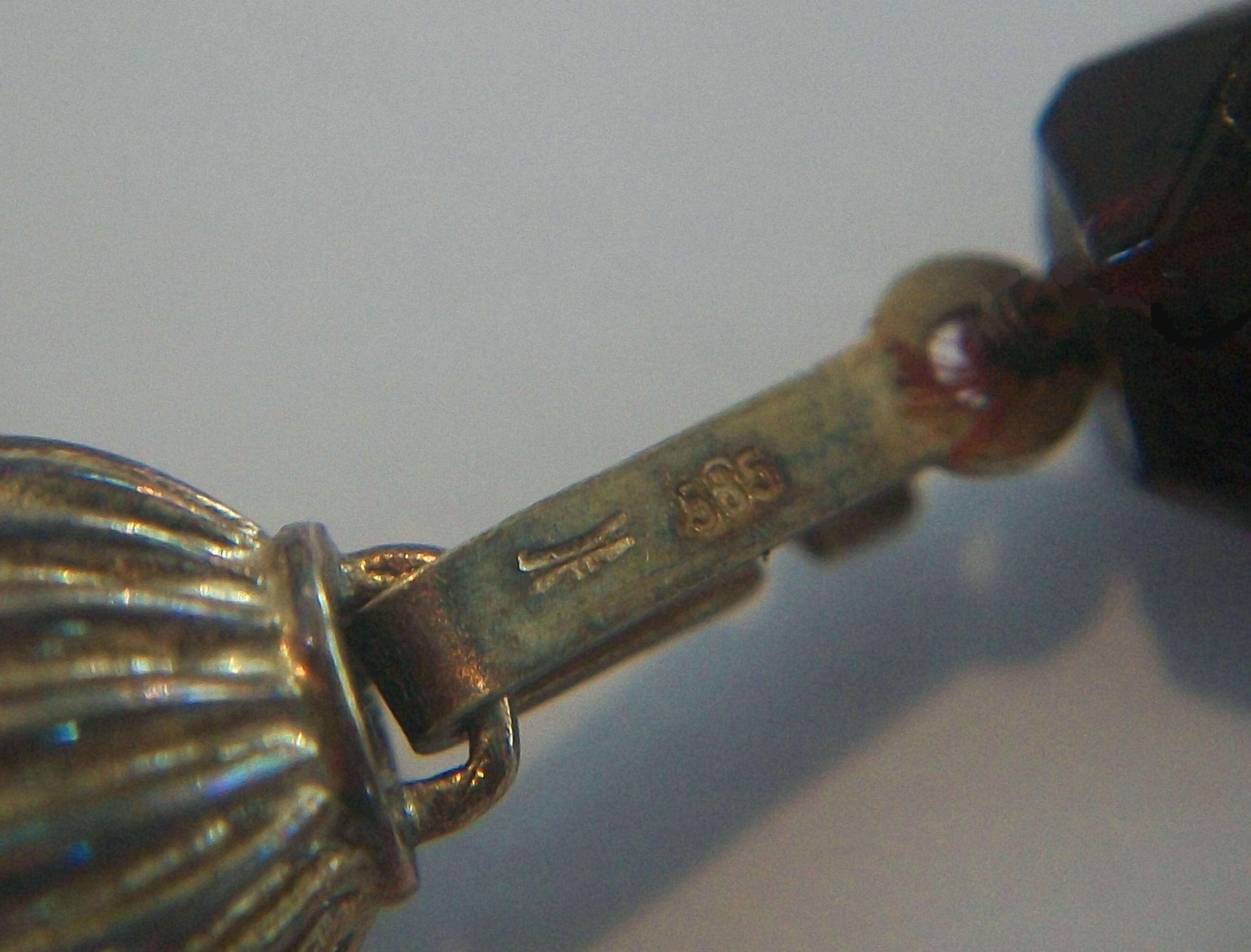 Seltene facettierte baltische Kirsche Bernstein Halskette - 14K Gold Clasp - E.U. - CIRCA 1970's im Angebot 5