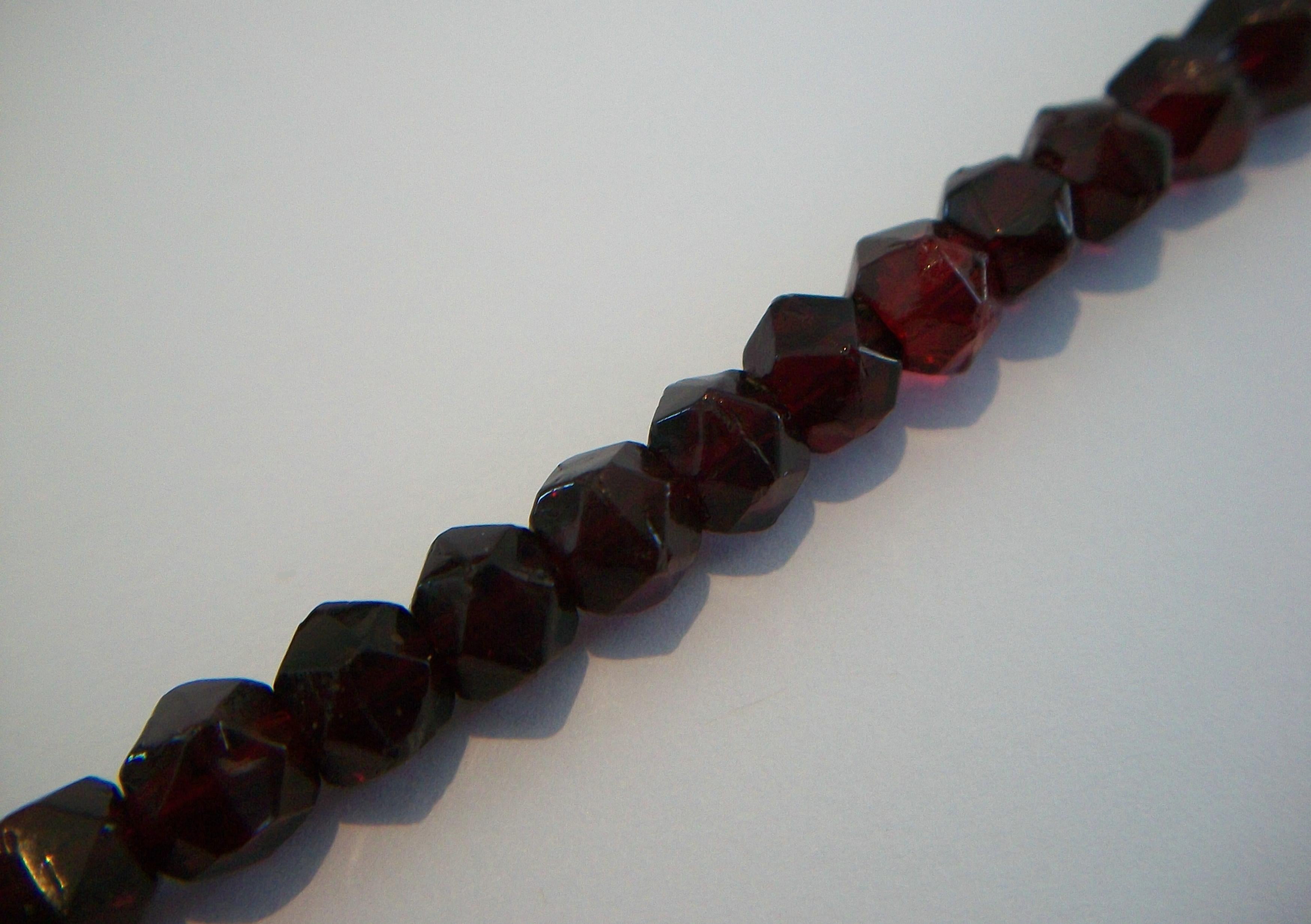 Seltene facettierte baltische Kirsche Bernstein Halskette - 14K Gold Clasp - E.U. - CIRCA 1970's im Angebot 6