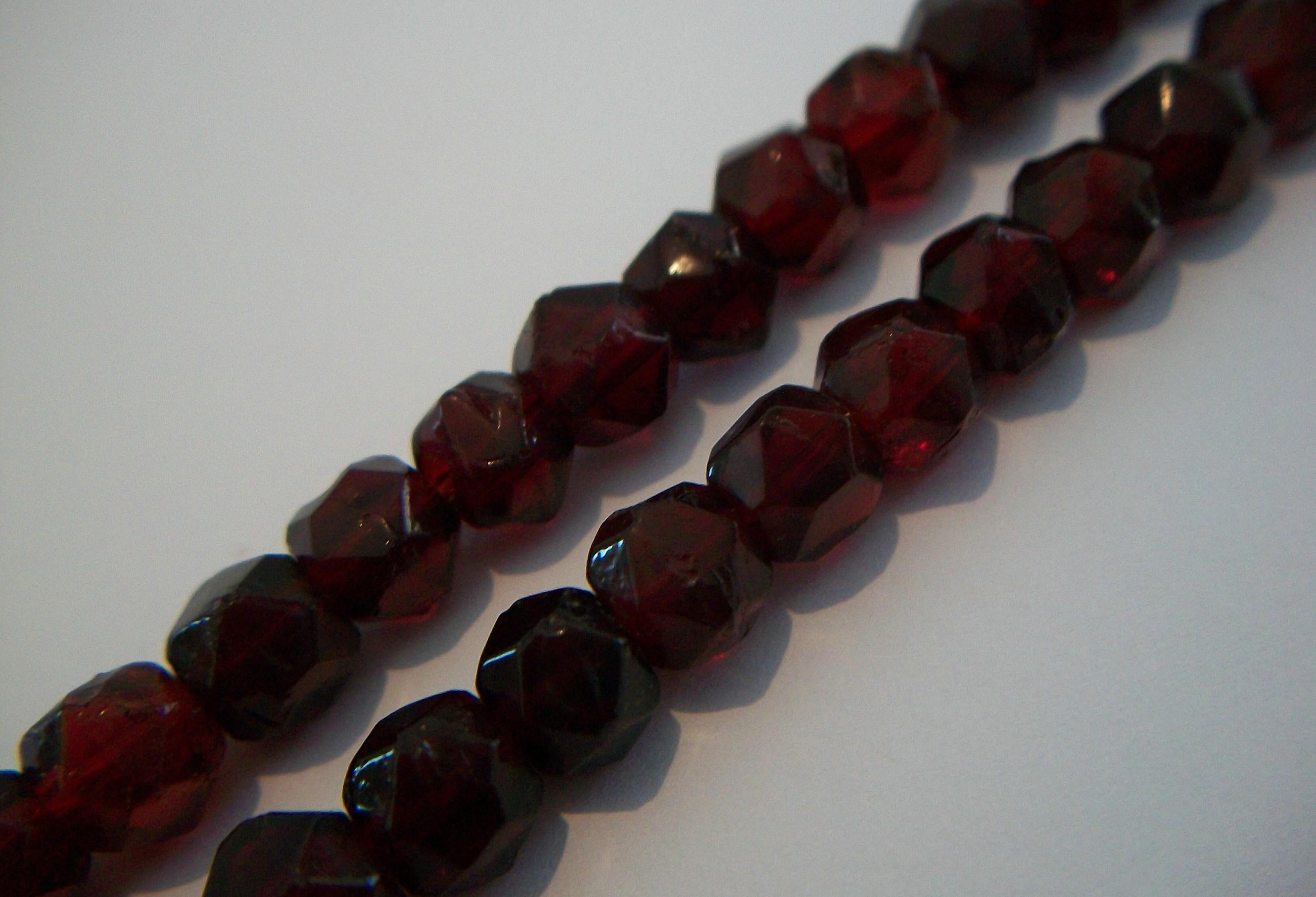 Seltene facettierte baltische Kirsche Bernstein Halskette - 14K Gold Clasp - E.U. - CIRCA 1970's im Angebot 7