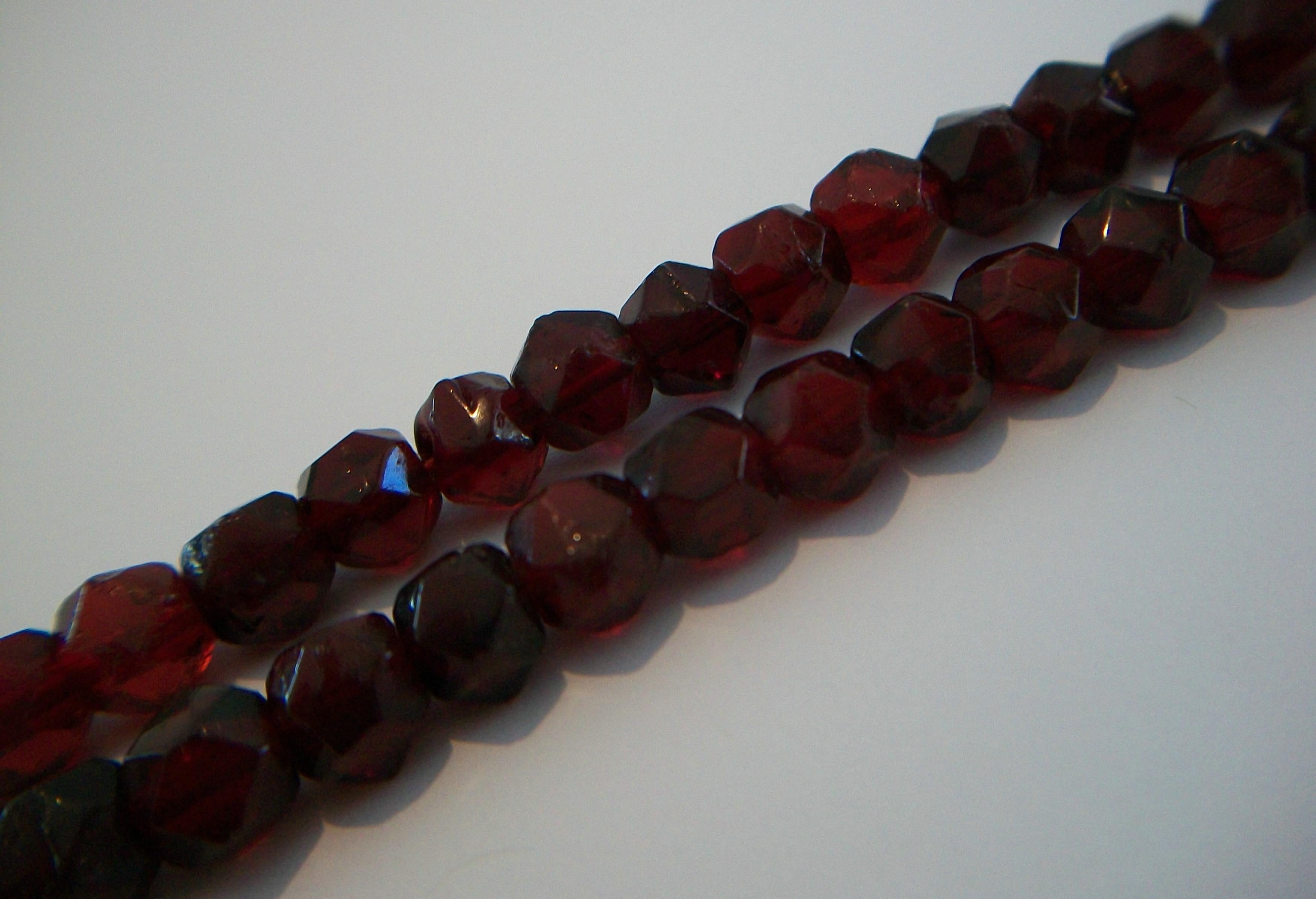 Seltene facettierte baltische Kirsche Bernstein Halskette - 14K Gold Clasp - E.U. - CIRCA 1970's im Angebot 8