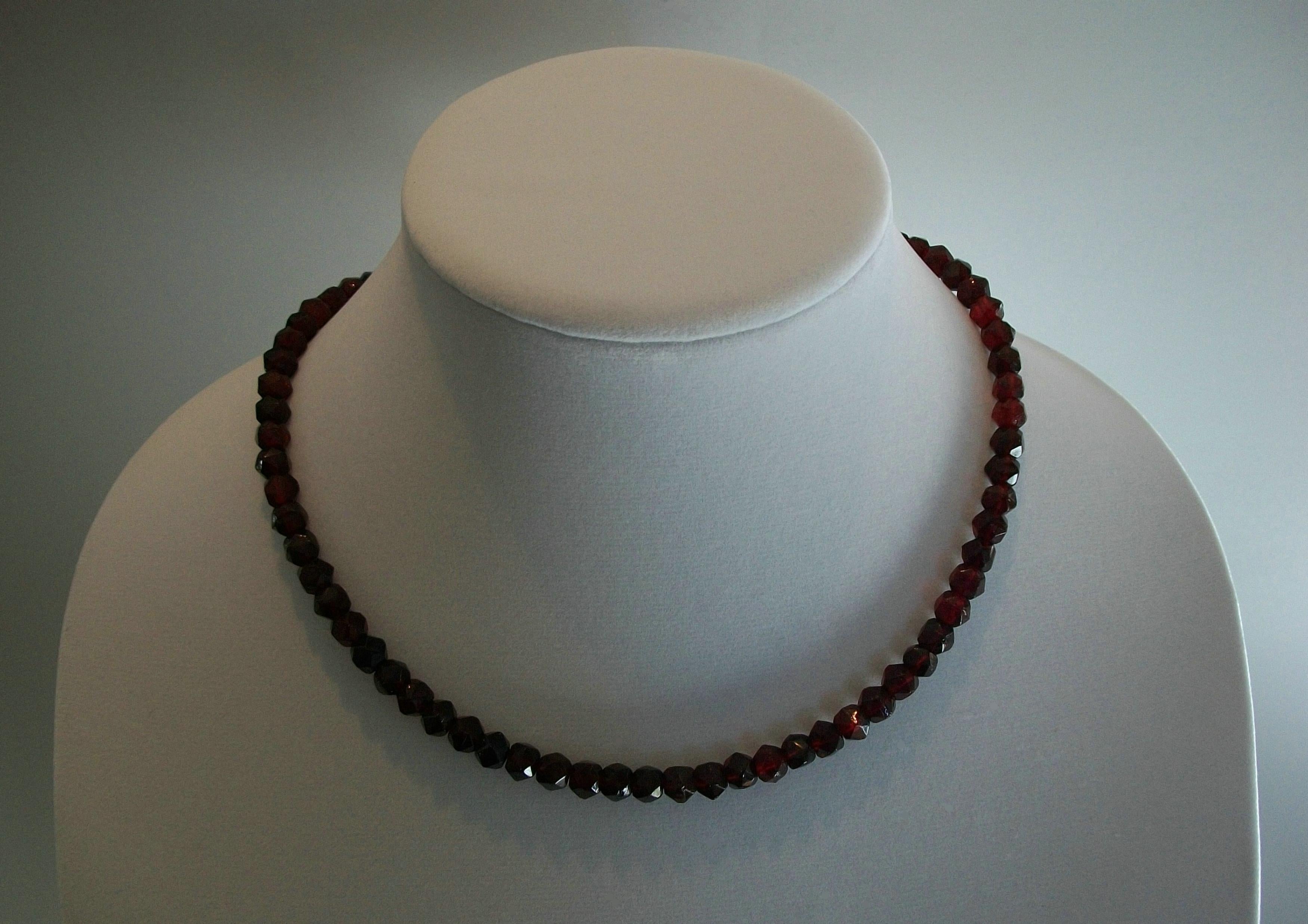 Seltene Vintage-Kette aus baltischem Kirschbaum-Bernstein mit Kugel- und Hakenverschluss aus 14K/585er Gelbgold (mit Sicherheitsverschluss) - mit 74 handgeschliffenen, grob facettierten und polierten Perlen auf roter Kordel - jede Perle hat einen