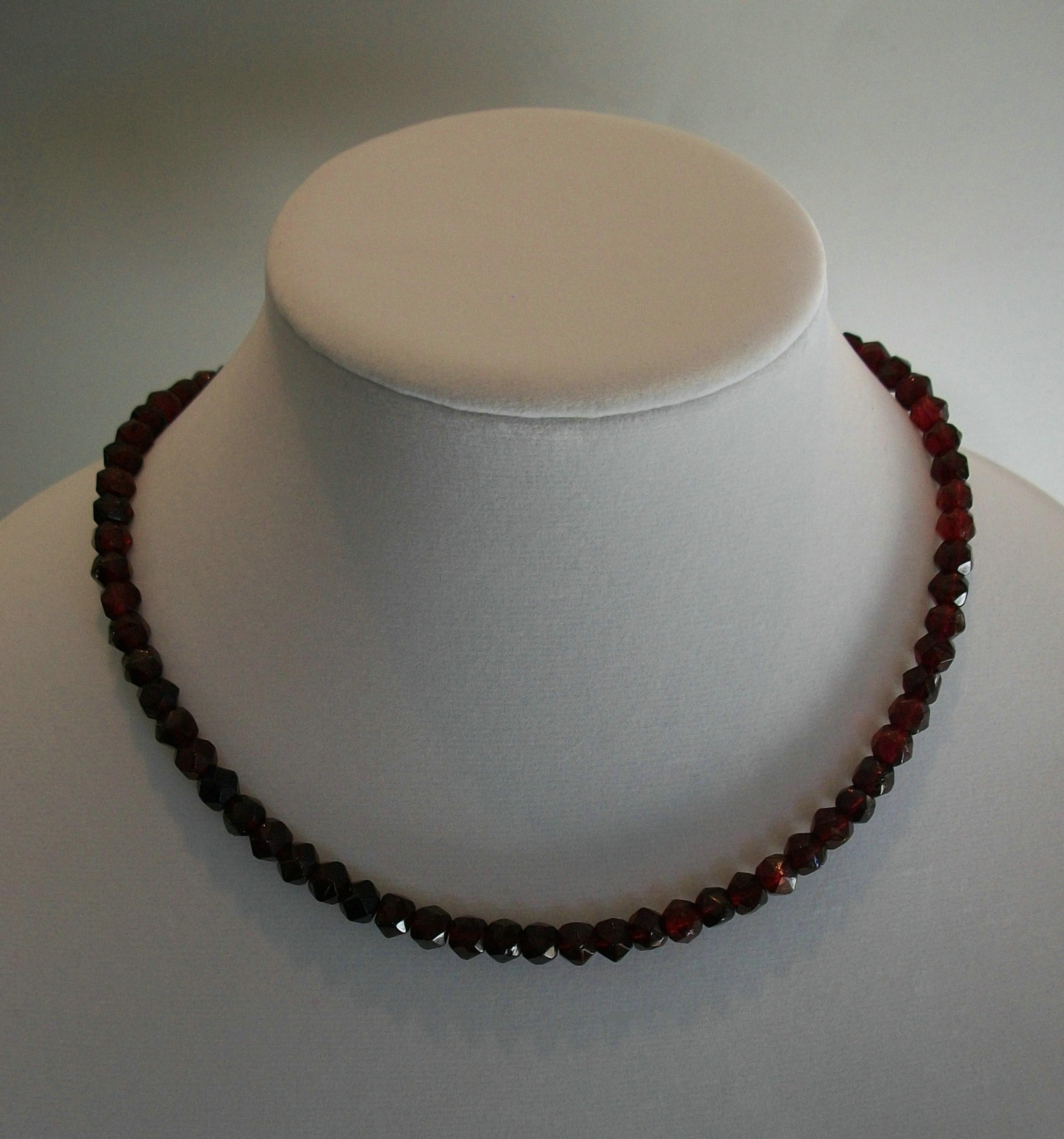 Seltene facettierte baltische Kirsche Bernstein Halskette - 14K Gold Clasp - E.U. - CIRCA 1970's (Romantik) im Angebot