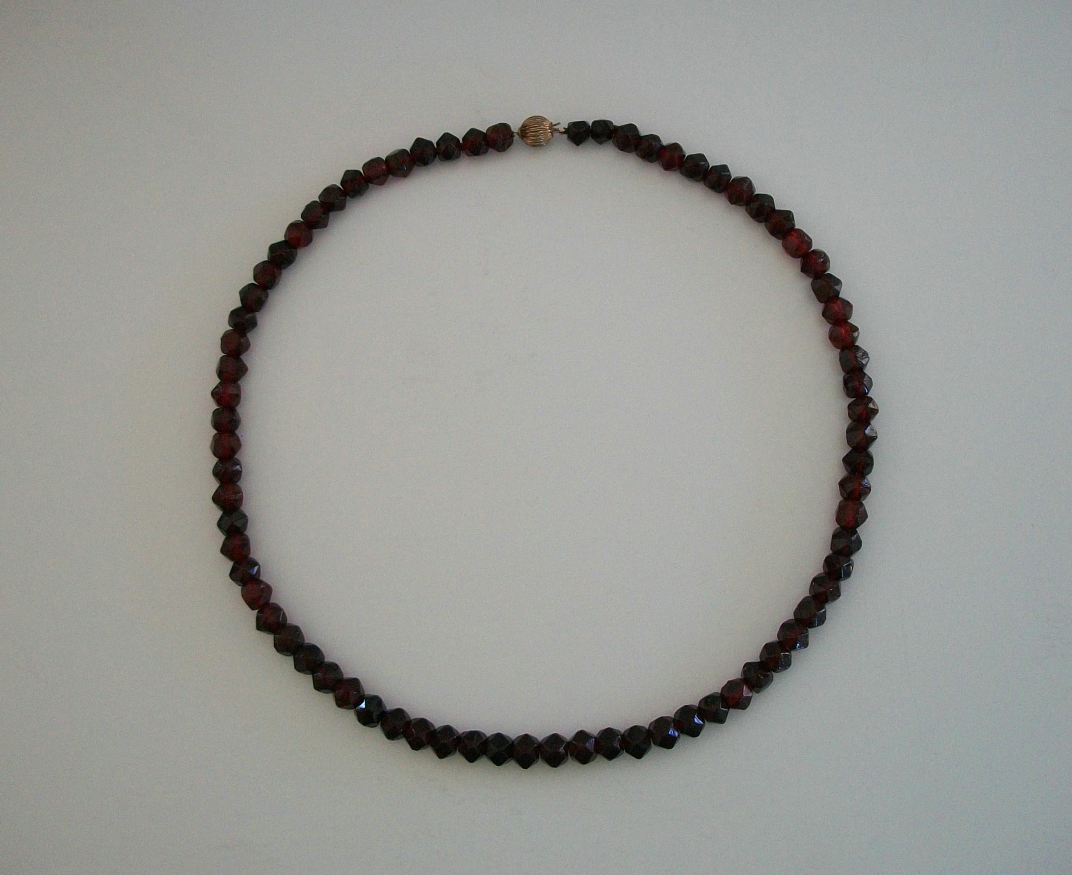 Seltene facettierte baltische Kirsche Bernstein Halskette - 14K Gold Clasp - E.U. - CIRCA 1970's (Perle) im Angebot