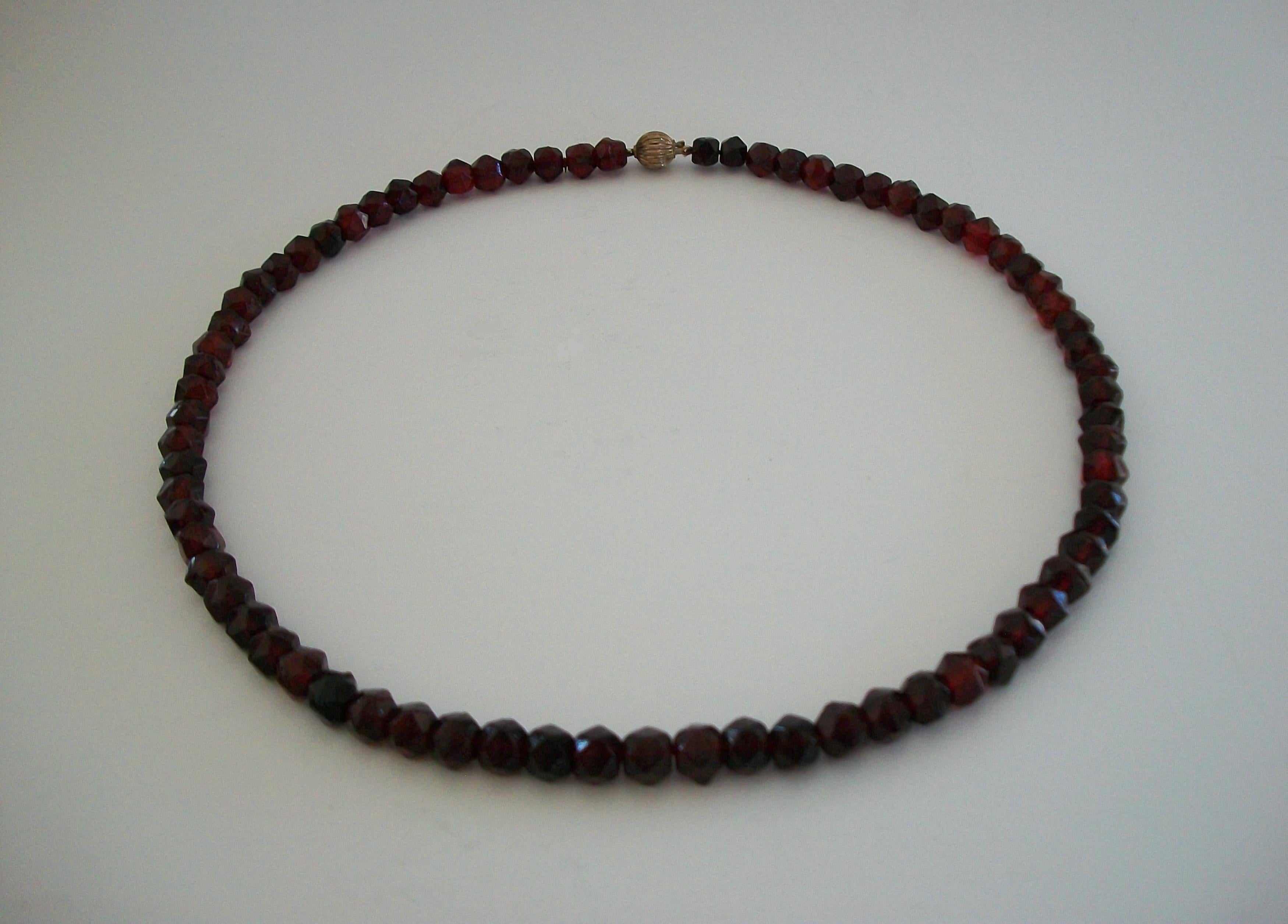 Seltene facettierte baltische Kirsche Bernstein Halskette - 14K Gold Clasp - E.U. - CIRCA 1970's für Damen oder Herren im Angebot