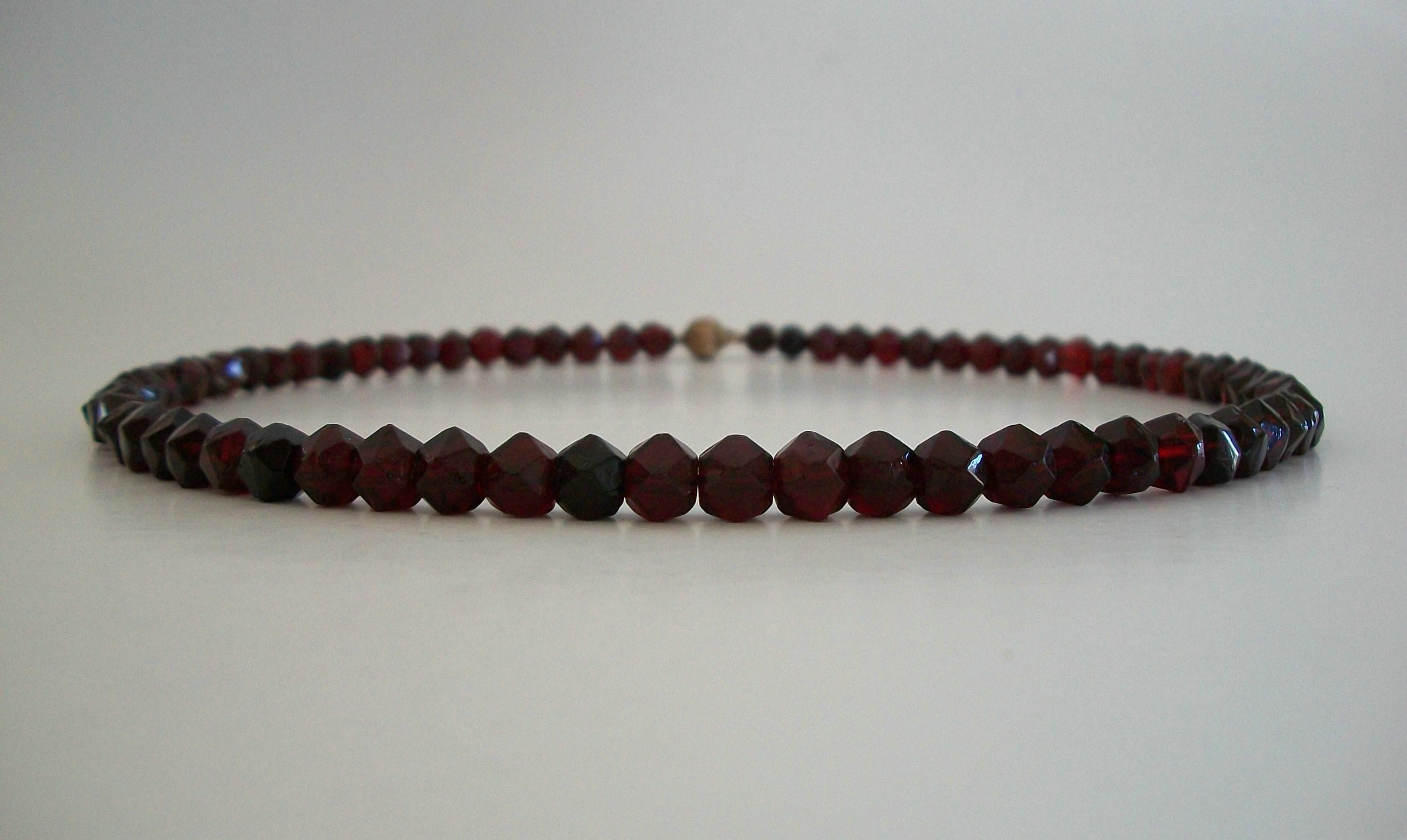 Seltene facettierte baltische Kirsche Bernstein Halskette - 14K Gold Clasp - E.U. - CIRCA 1970's im Angebot 1