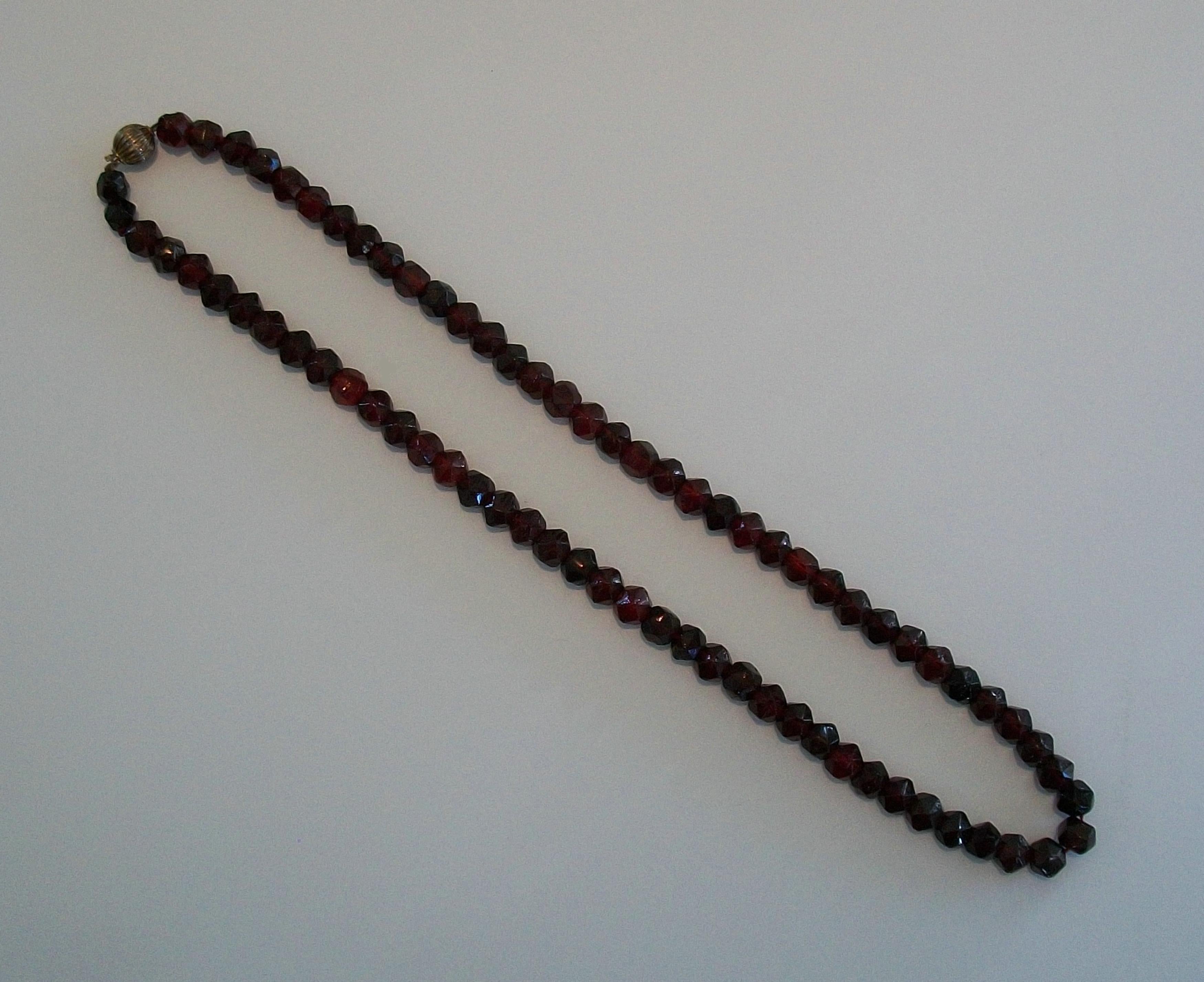 Seltene facettierte baltische Kirsche Bernstein Halskette - 14K Gold Clasp - E.U. - CIRCA 1970's im Angebot 2