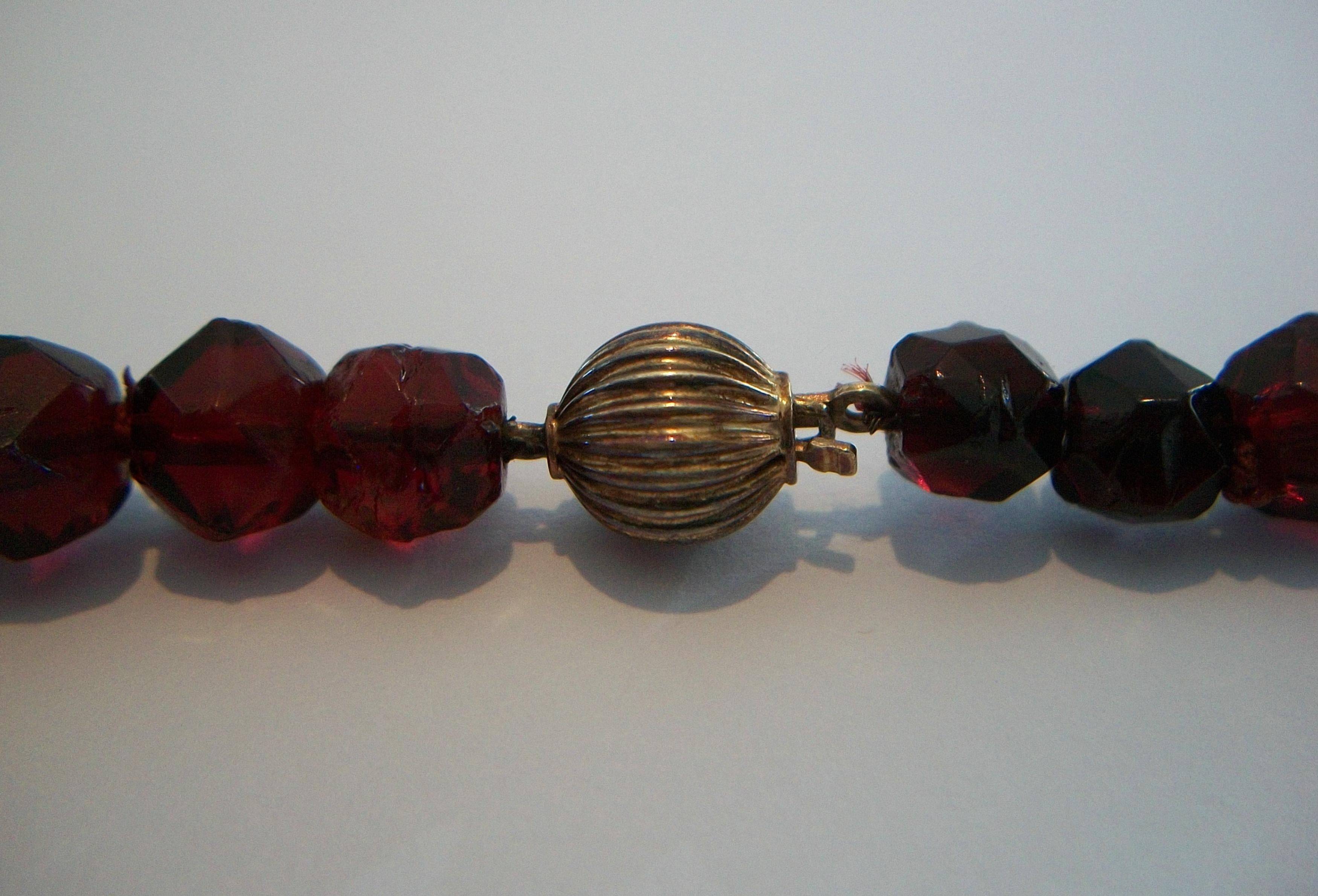 Seltene facettierte baltische Kirsche Bernstein Halskette - 14K Gold Clasp - E.U. - CIRCA 1970's im Angebot 3