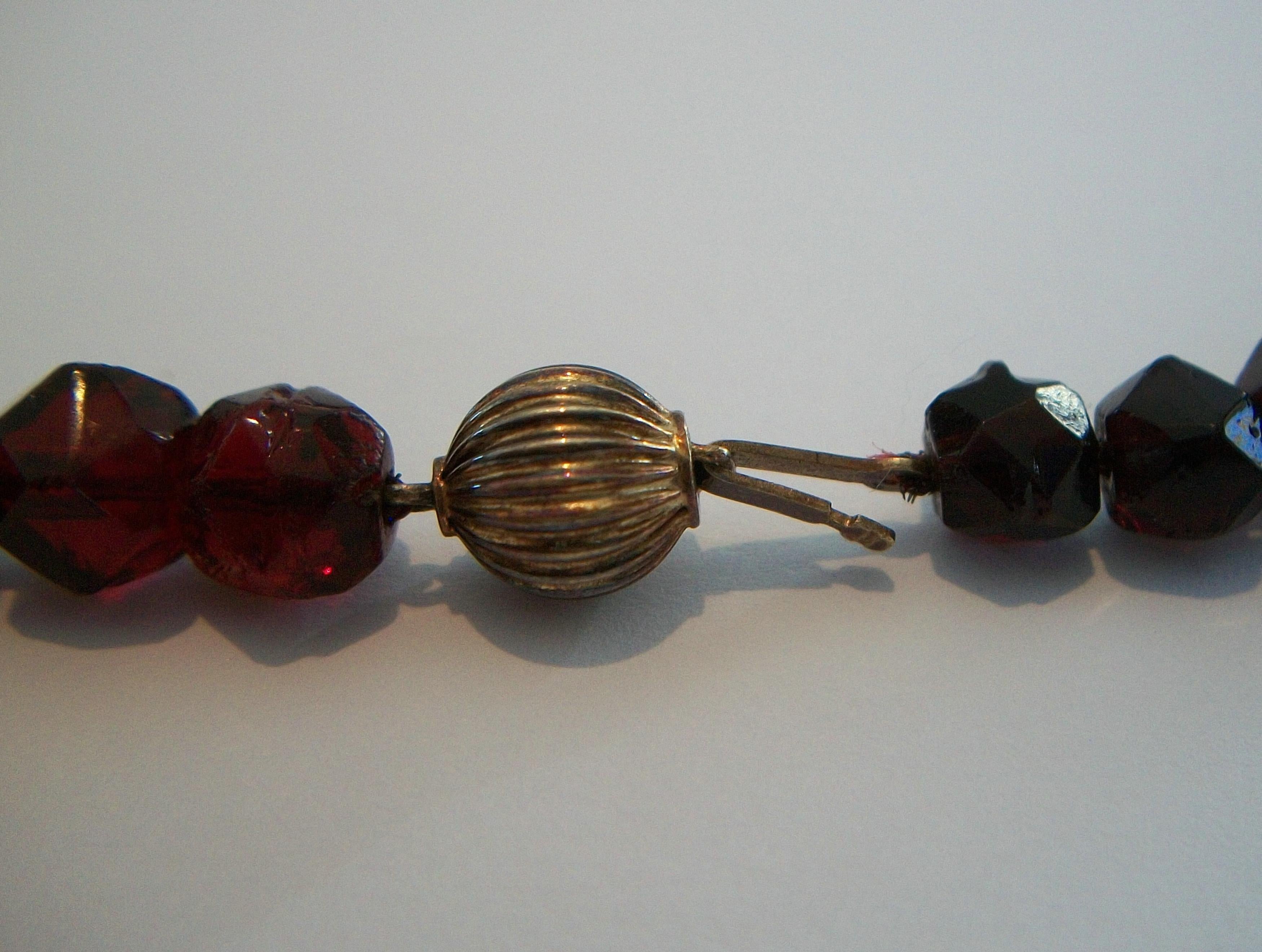 Seltene facettierte baltische Kirsche Bernstein Halskette - 14K Gold Clasp - E.U. - CIRCA 1970's im Angebot 4