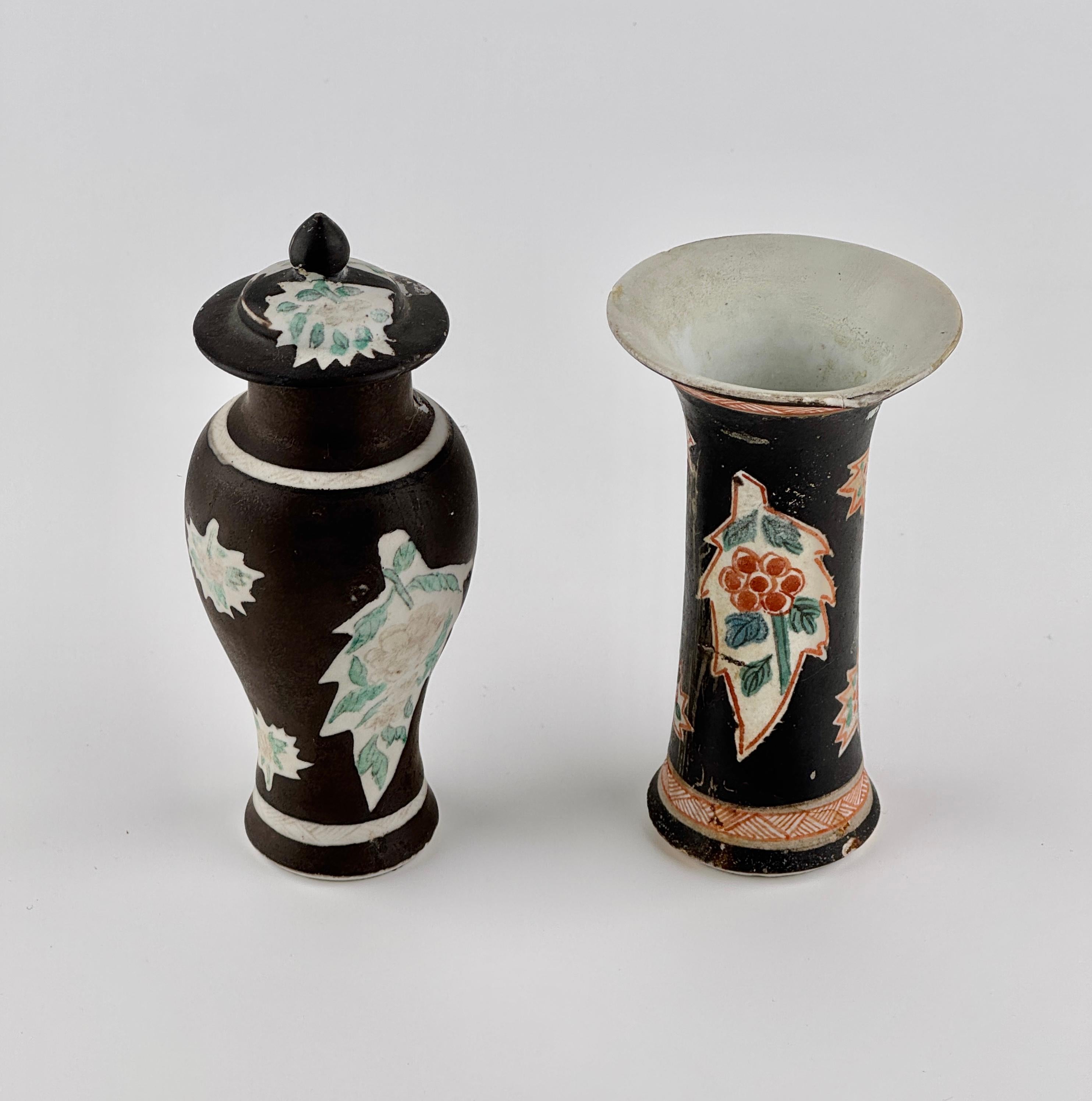 Ceramica Vasi Famille Noire estremamente rari provenienti dalla nave Mau Mau, dinastia Qing, epoca Yongzheng in vendita