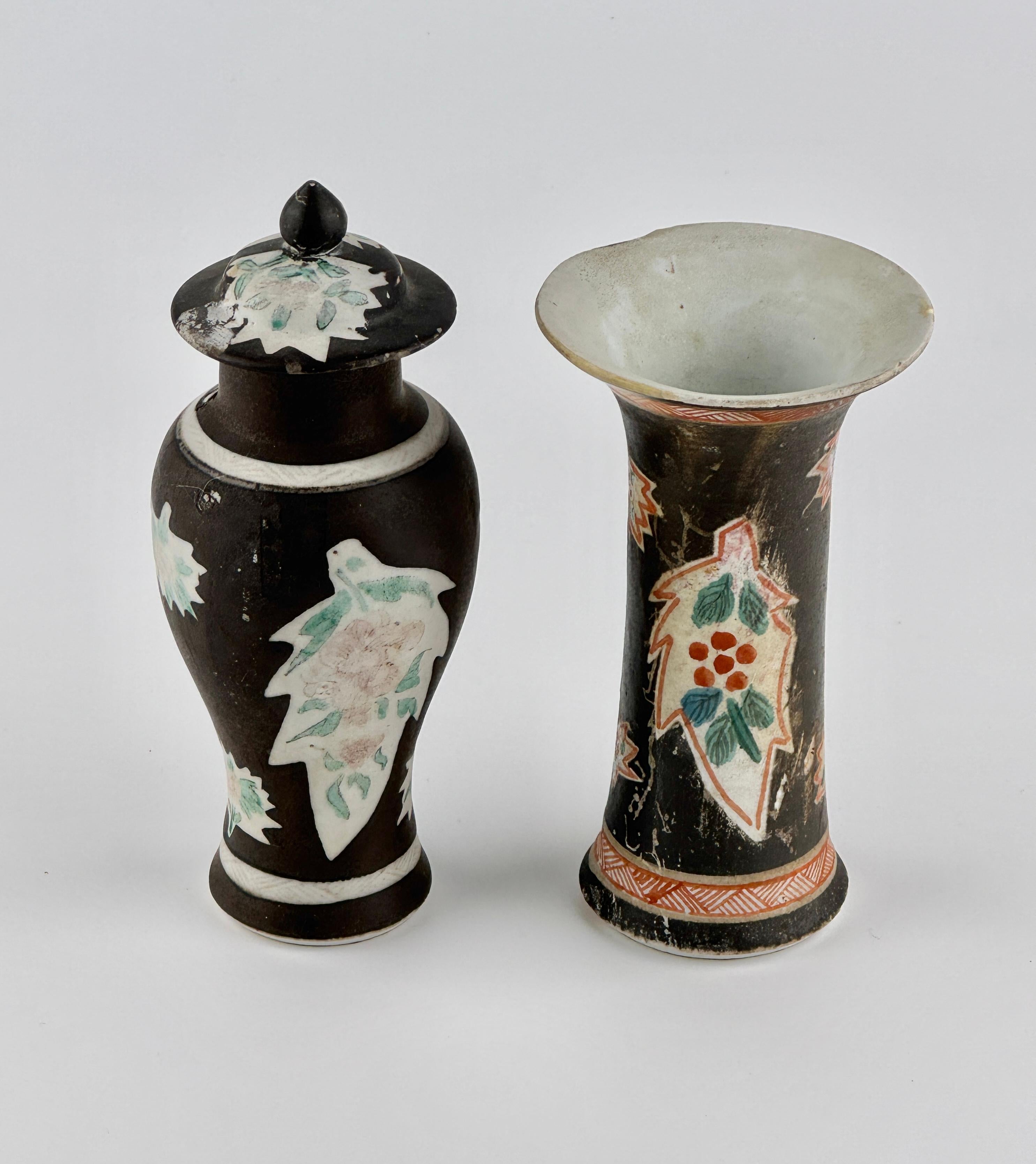 Vasi Famille Noire estremamente rari provenienti dalla nave Mau Mau, dinastia Qing, epoca Yongzheng in vendita 2