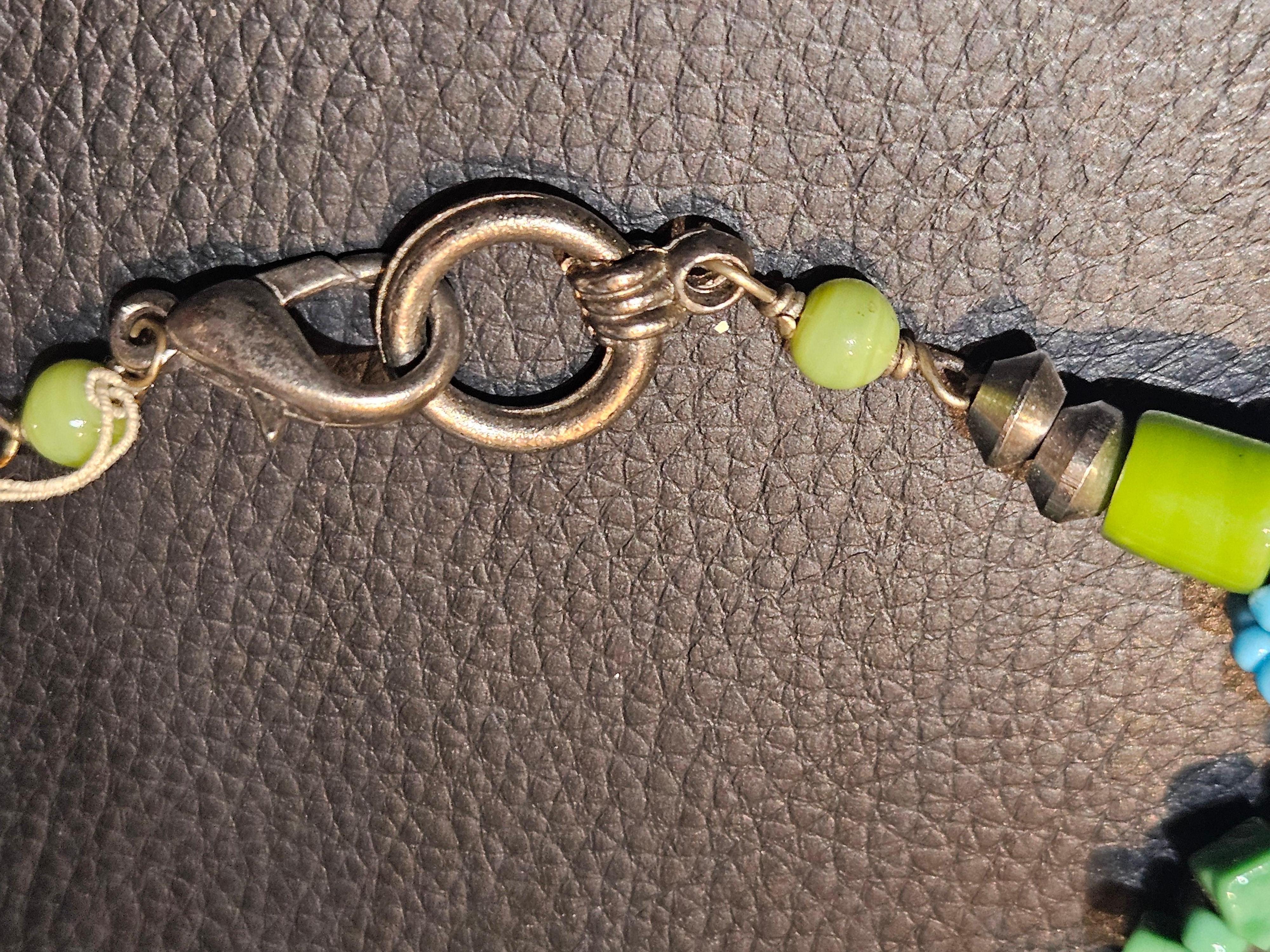 Il seguente oggetto è un'importante e rara collana di turchesi radianti a più fili di proprietà. La collana presenta splendidi turchesi blu e verdi, gemme e perline e foglie d'argento! Misura circa 32