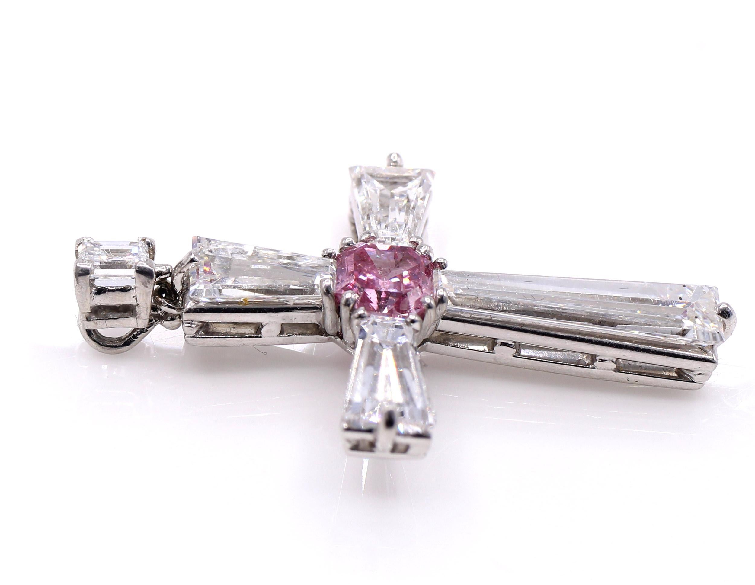 Contemporain Rare pendentif croix fantaisie en diamant rose vif intense et diamant baguette en vente
