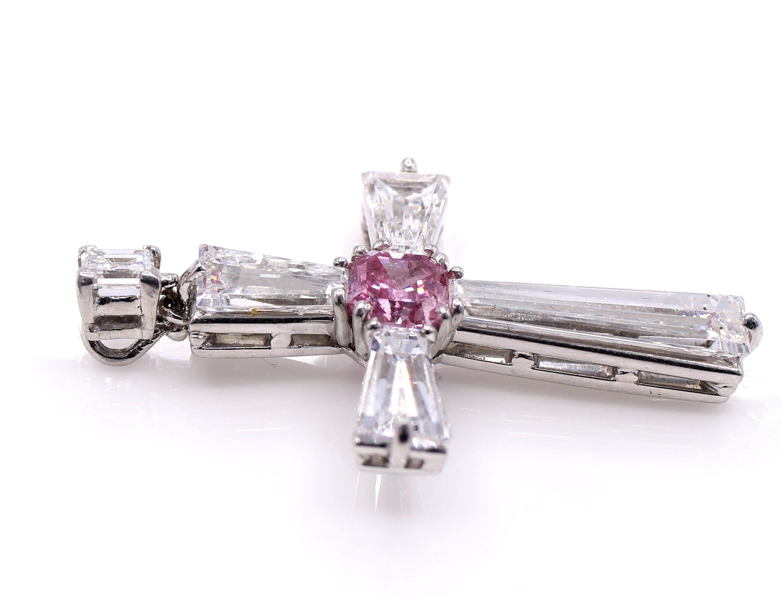 Contemporaneo Raro ciondolo a croce con diamanti rosa intenso e diamanti baguette in vendita