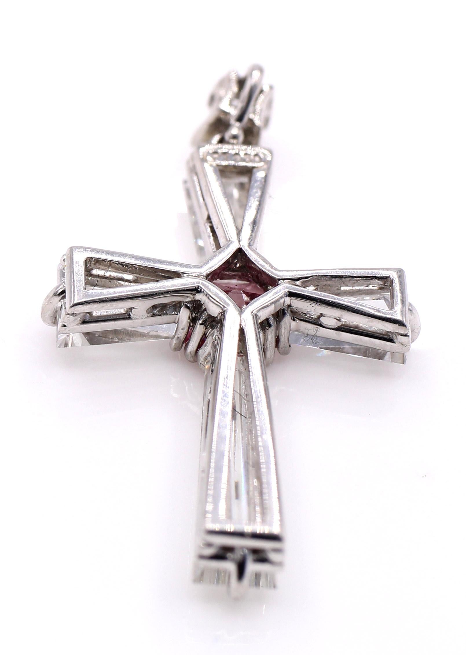 Taglio radiant Raro ciondolo a croce con diamanti rosa intenso e diamanti baguette in vendita