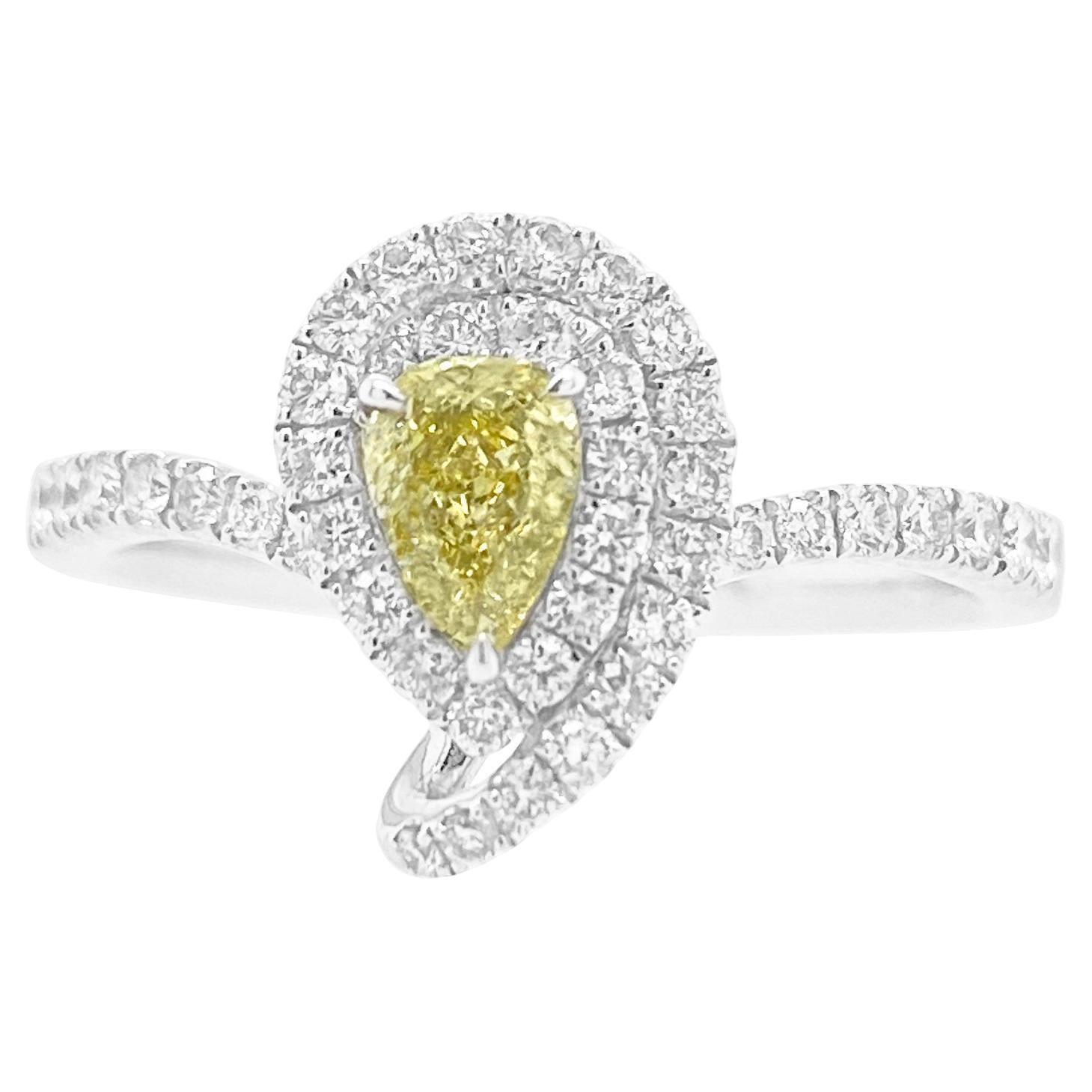 Rare bague fantaisie en diamant jaune et blanc intense