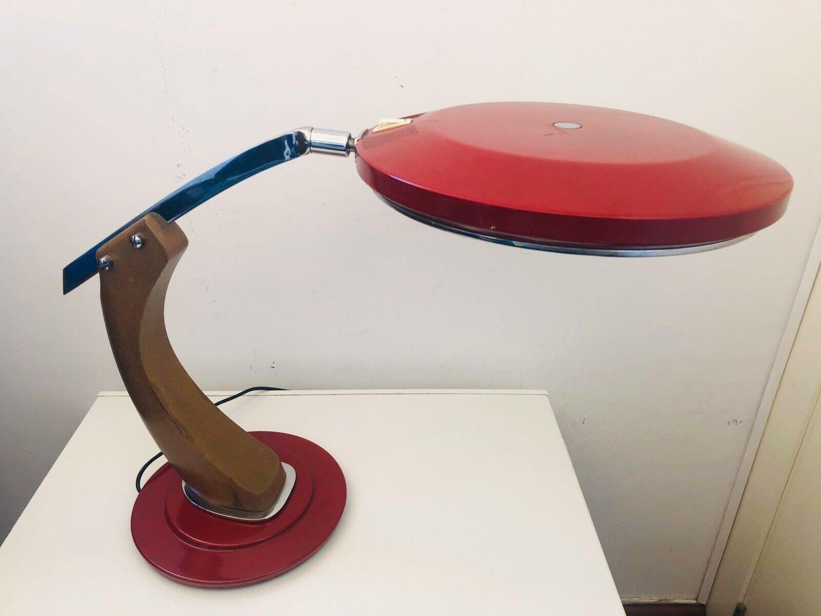Phase President retro vintage lamp.
Exceptional FASE President model lamp, a model produced from the late 1960s-late 1980s), a desk lamp made from noble materials: oak wood, glass, lacquered and chrome metal and a completely timeless design, as