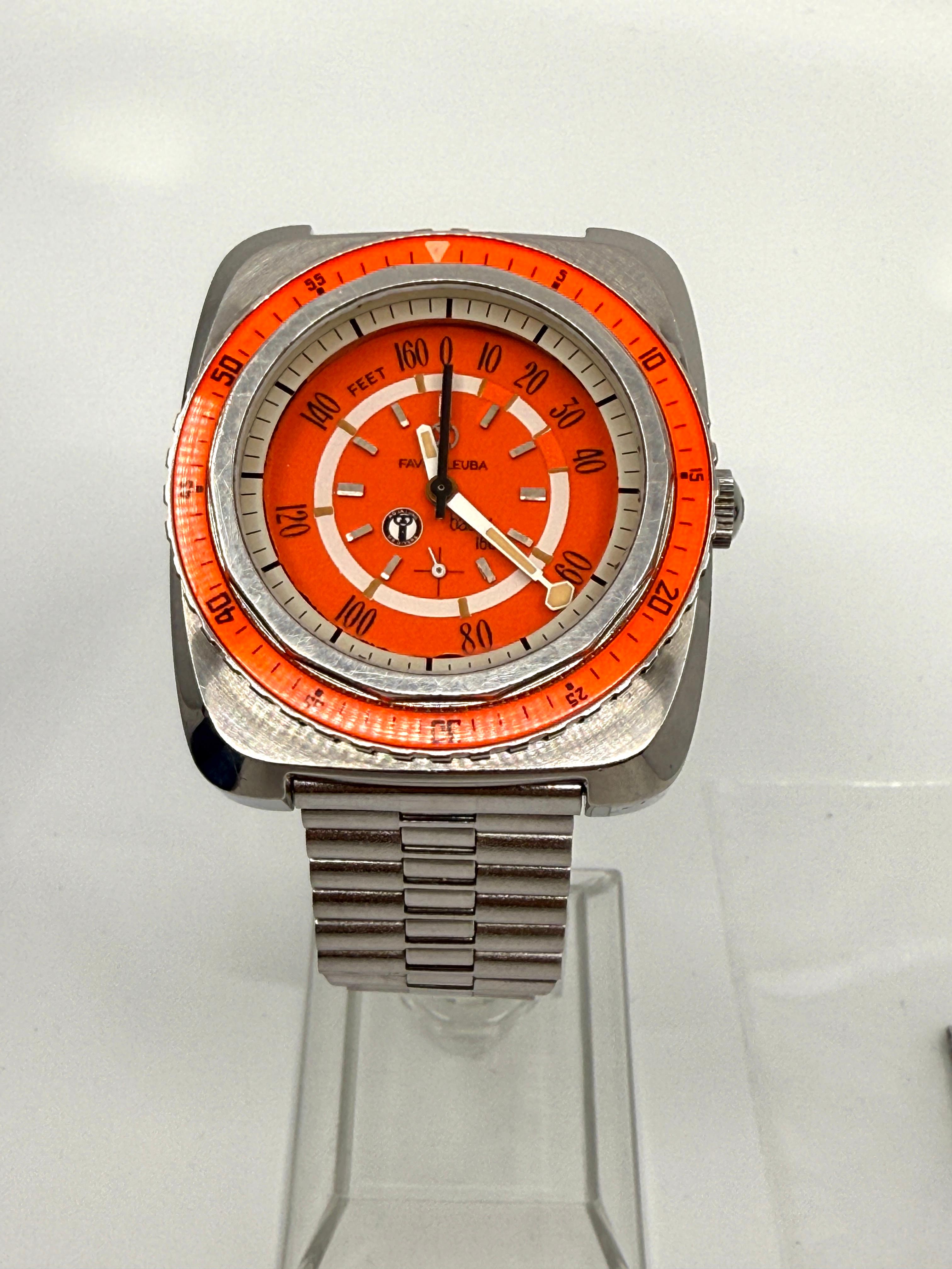 Cette Favre Leuba Bathy 160 est une superbe montre de plongée rare, avec un cadran et une lunette orange. Il s'agit du modèle 53253. Elle porte le sceau Aqualung US Divers sur le cadran. Le groupe original et de nombreux liens supplémentaires sont