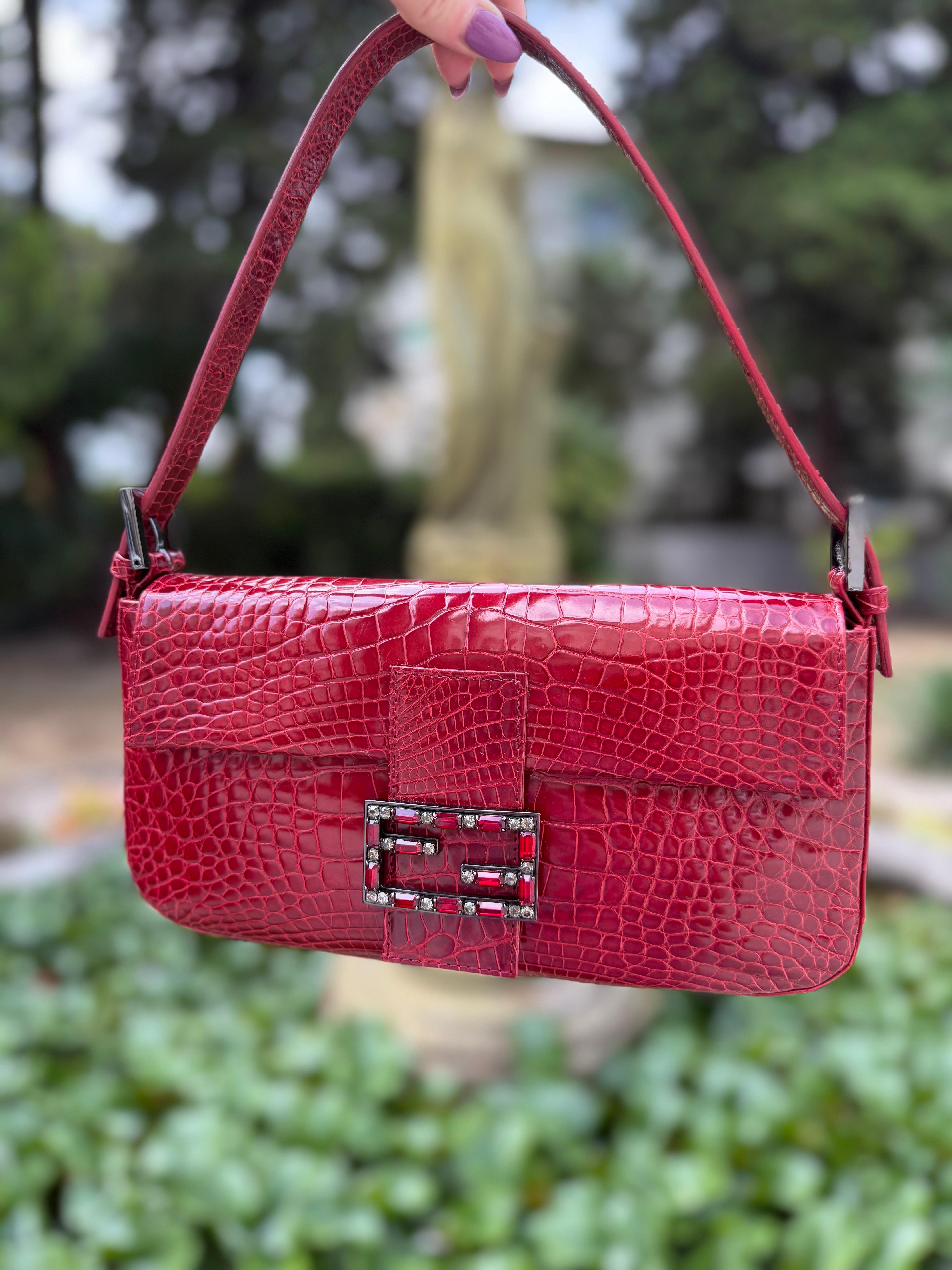 Rare sac iconique Fendi Baguette en peau de crocodile du début des années 2000.
Extérieur : peau de crocodile porosus, intérieur : 
Les dimensions : 27*15*4 cm.
Condit : excellent Vintage sans aucun défaut, très bien conservé.
Le célèbre sac a été