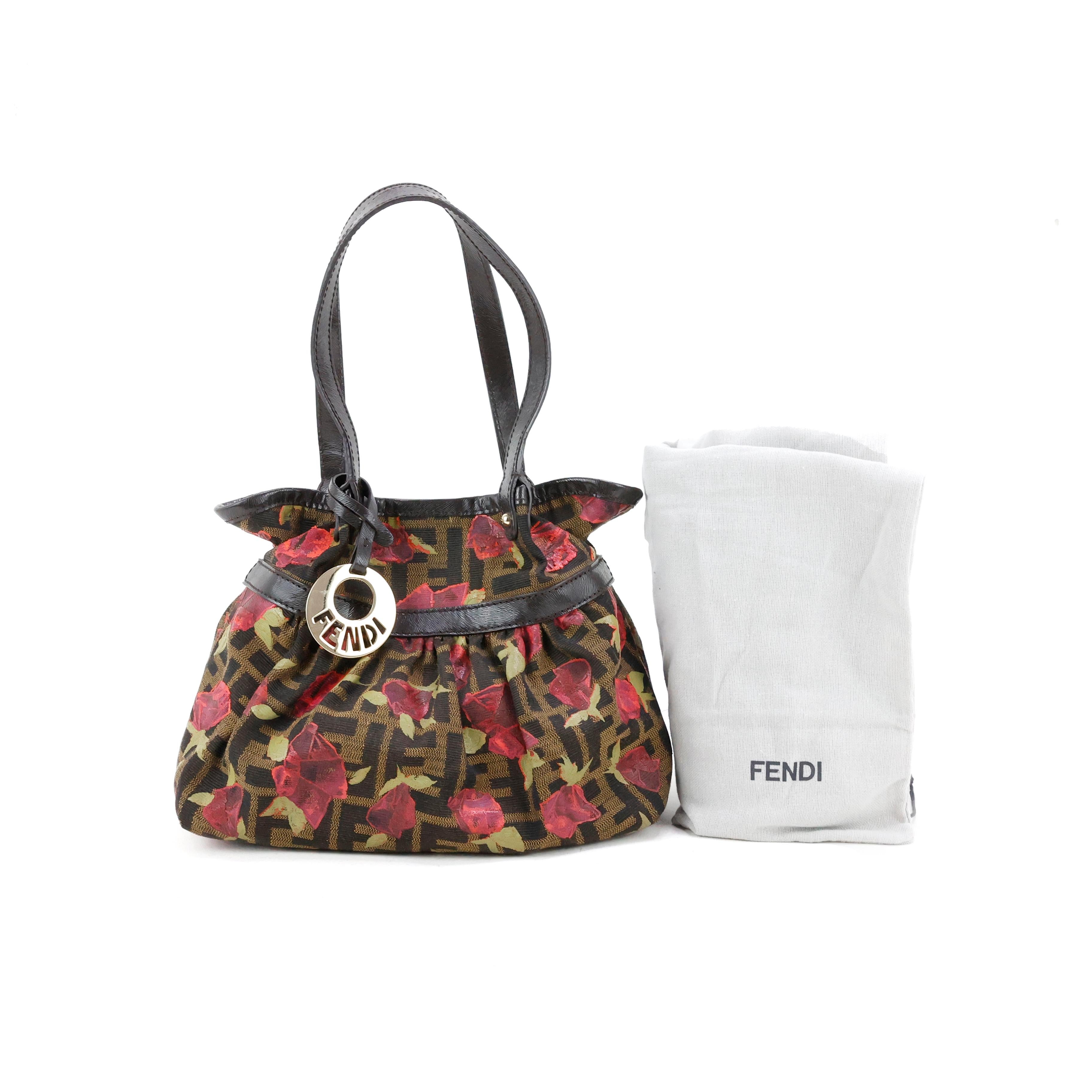Fendi handbag in brown zucca canvas with hand painted roses + brown leather.

Condition:
Excellent.

Packing/accessories:
Dustbag.

Measurements:
Width: 23,5 cm
Height: 17 cm
Depth: 10 cm
