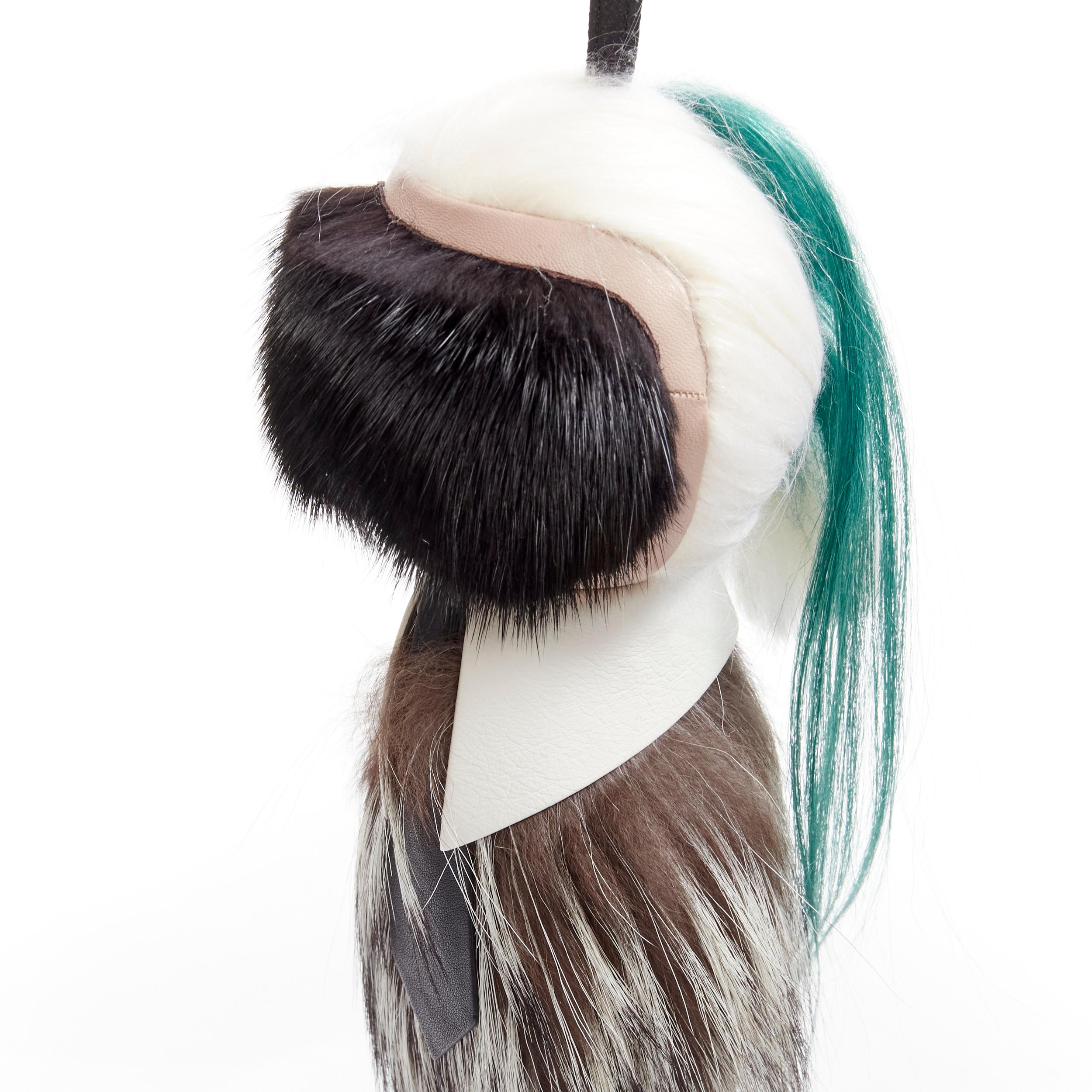 Rare breloque de sac en cuir FENDI Karl Lagerfeld Karlito en fourrure de renard vert et poils de renard
Référence : LNKO/A02069
Marque : Fendi
Designer : Karl Lagerfeld
Modèle : Karlito
Matériau : Fourrure
Couleur : Vert, Multicolore
Motif :