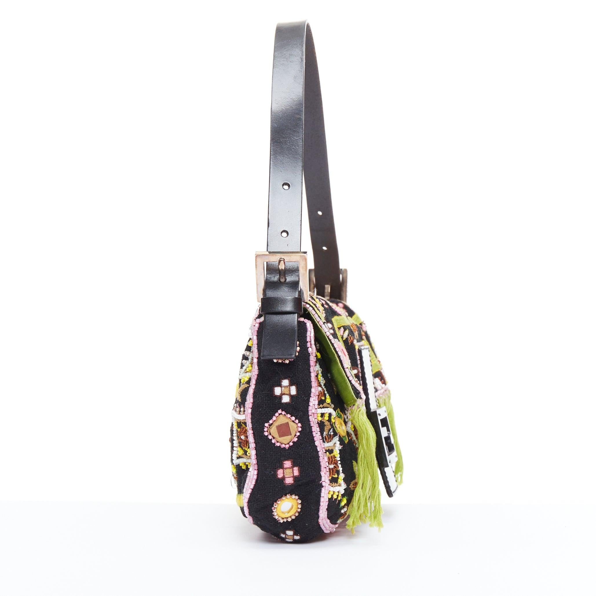 rare FENDI Vintage Baguette green fringe embroidered FF underarm bag In Good Condition In Hong Kong, NT