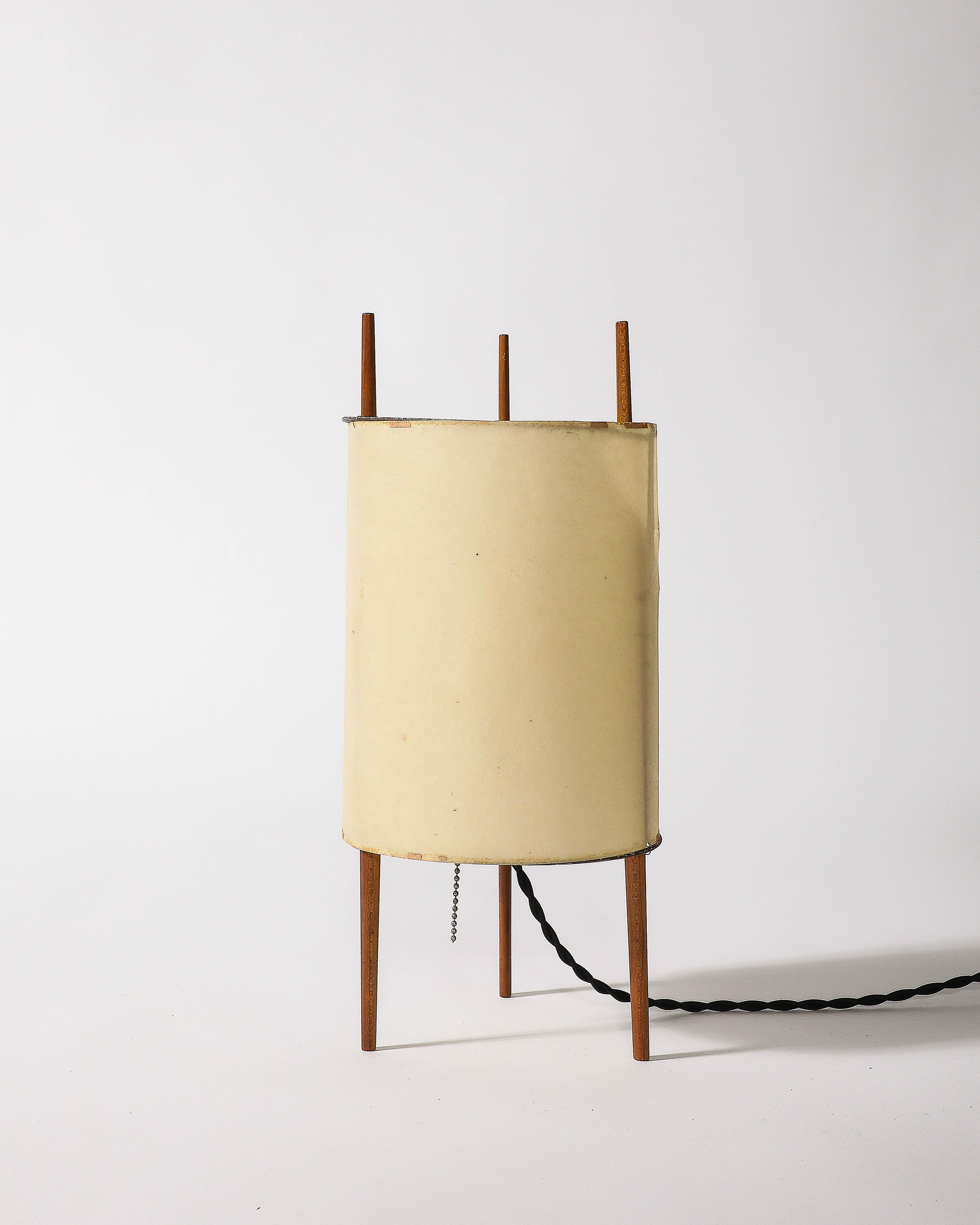 Américain Rare lampe de table en fibre de verre et acajou d'Isamu Noguchi, États-Unis, 1947 en vente