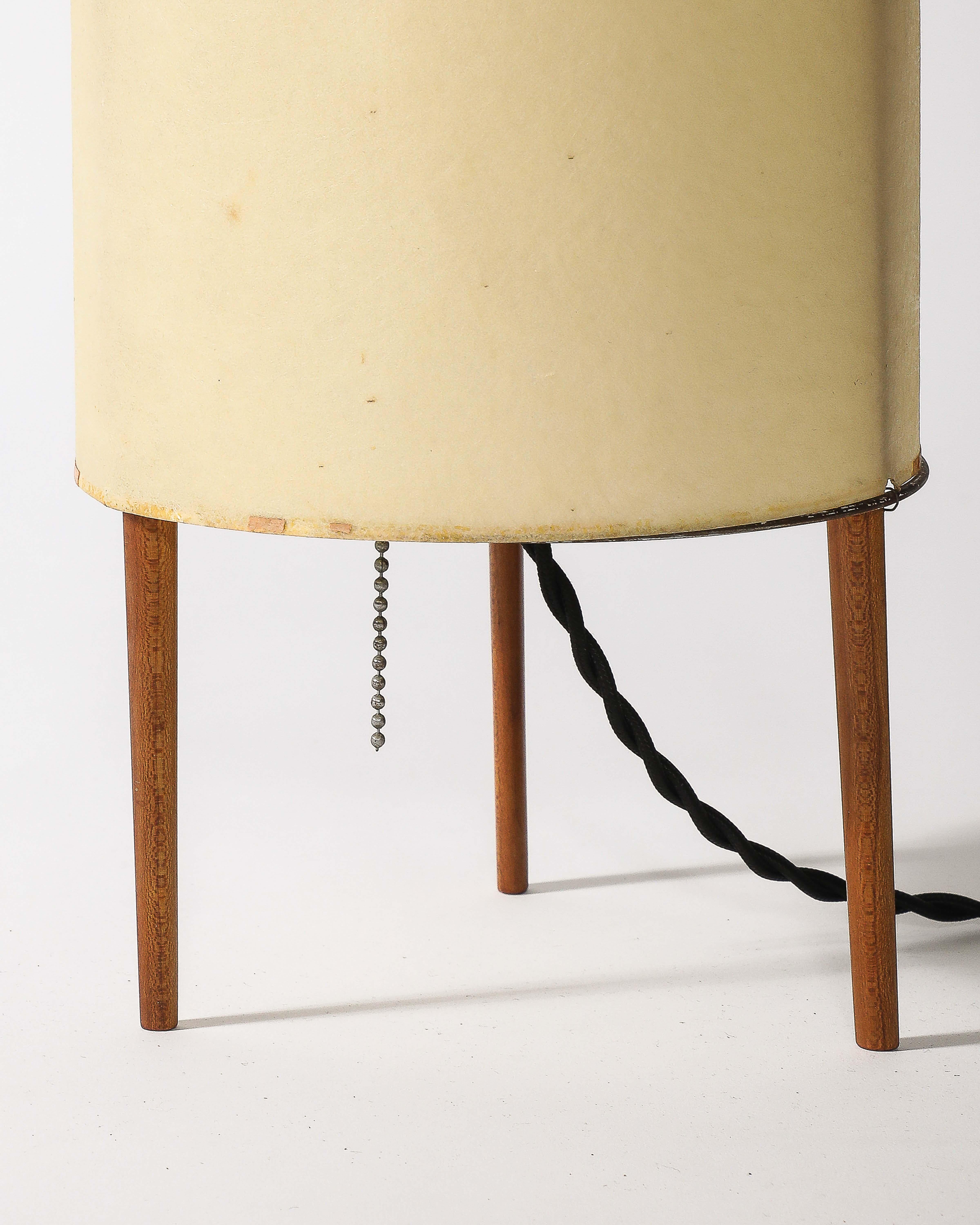 Rare lampe de table en fibre de verre et acajou d'Isamu Noguchi, États-Unis, 1947 Abîmé - En vente à New York City, NY