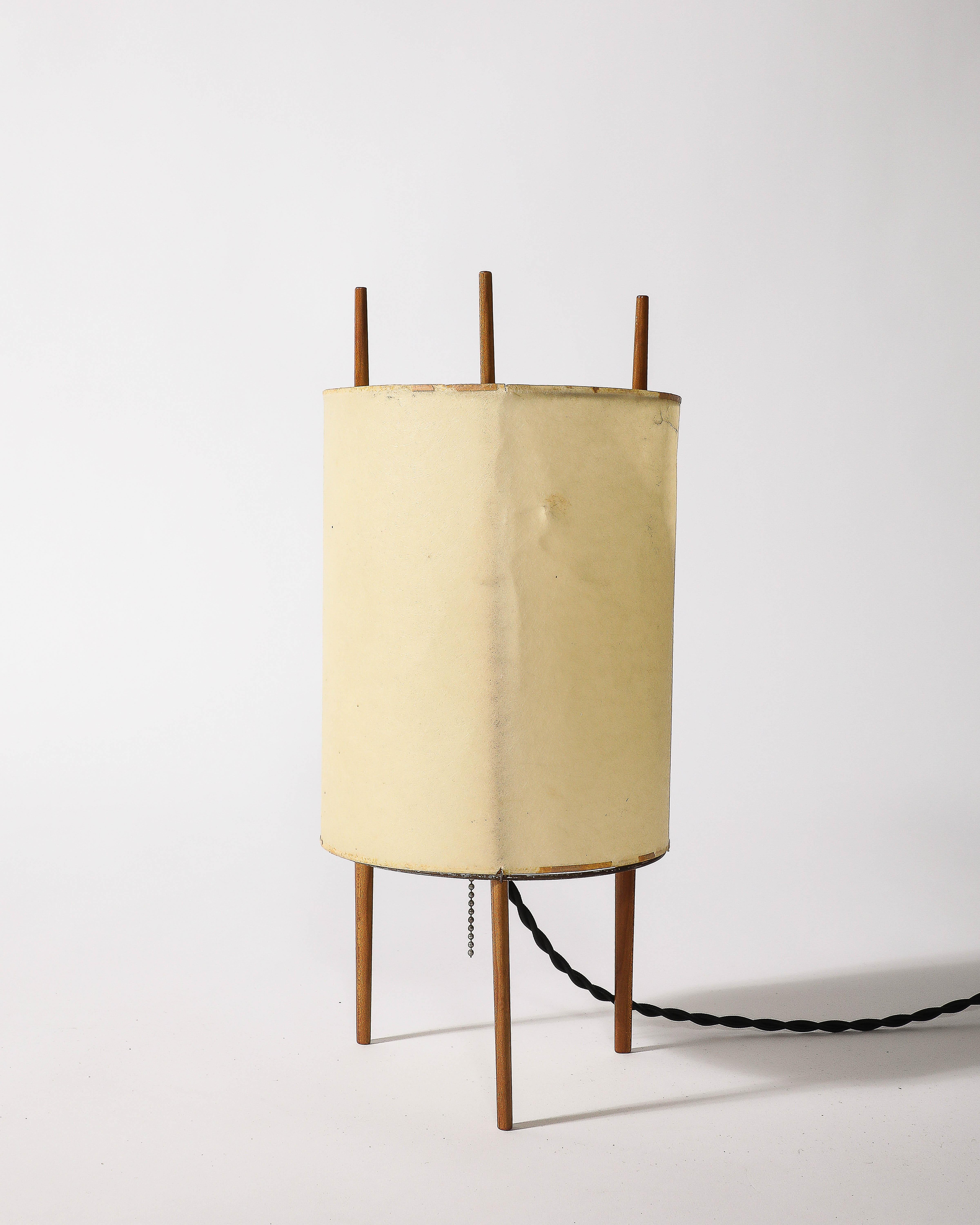 Fibre de verre Rare lampe de table en fibre de verre et acajou d'Isamu Noguchi, États-Unis, 1947 en vente
