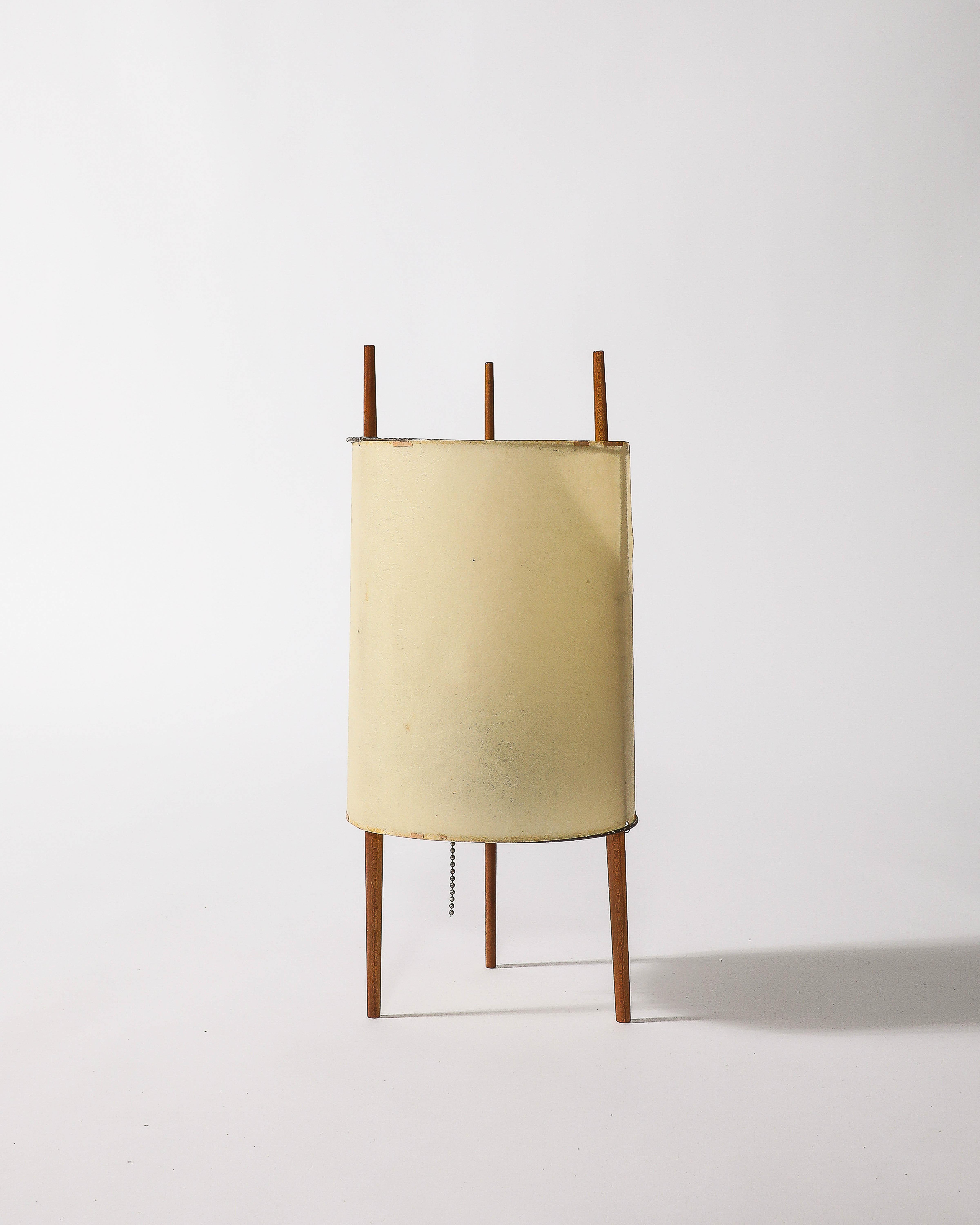 Rare lampe de table en fibre de verre et acajou d'Isamu Noguchi, États-Unis, 1947 en vente 1